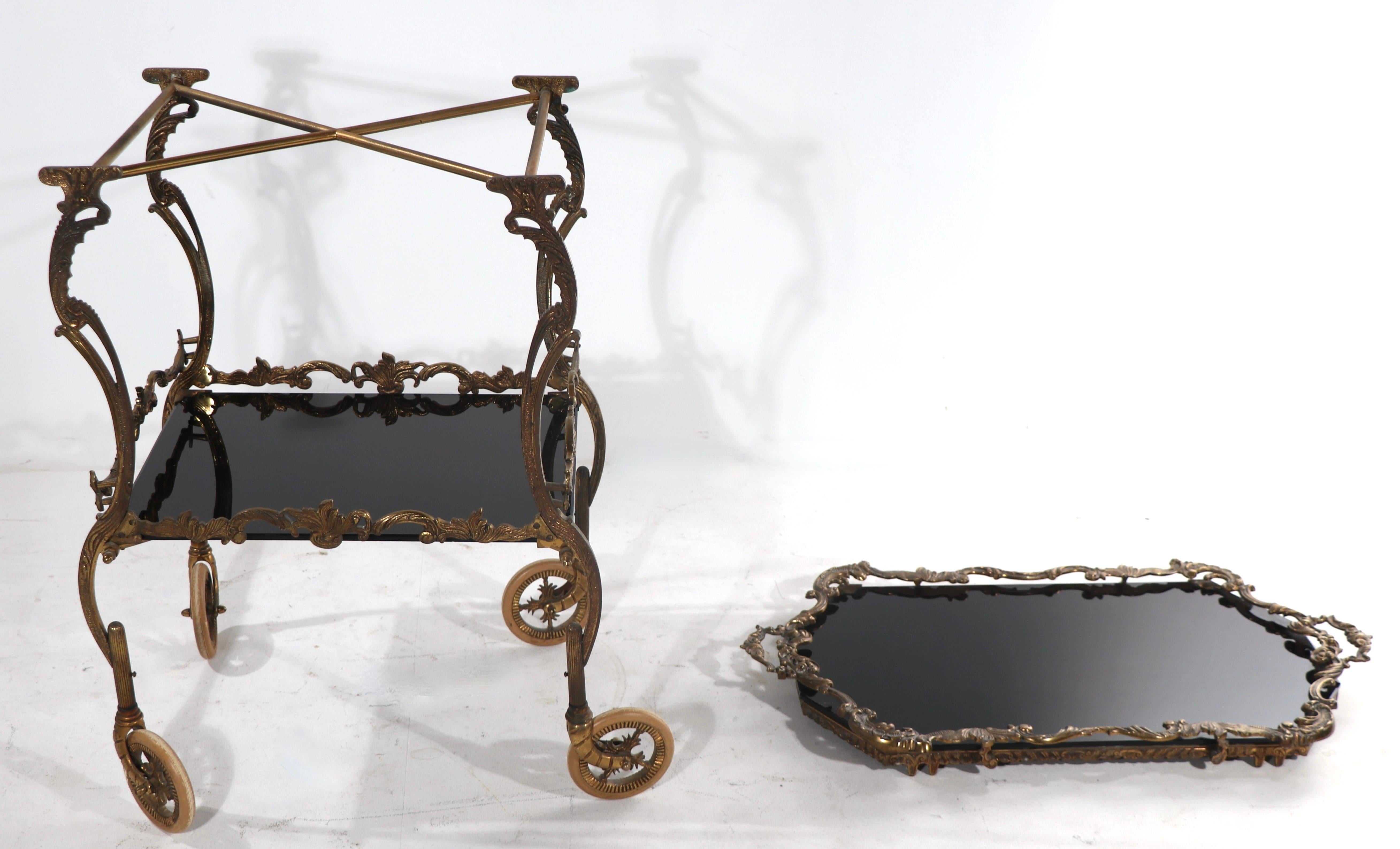 Chariot de bar rococo en laiton moulé et verre noir avec plateau amovible en vente 4