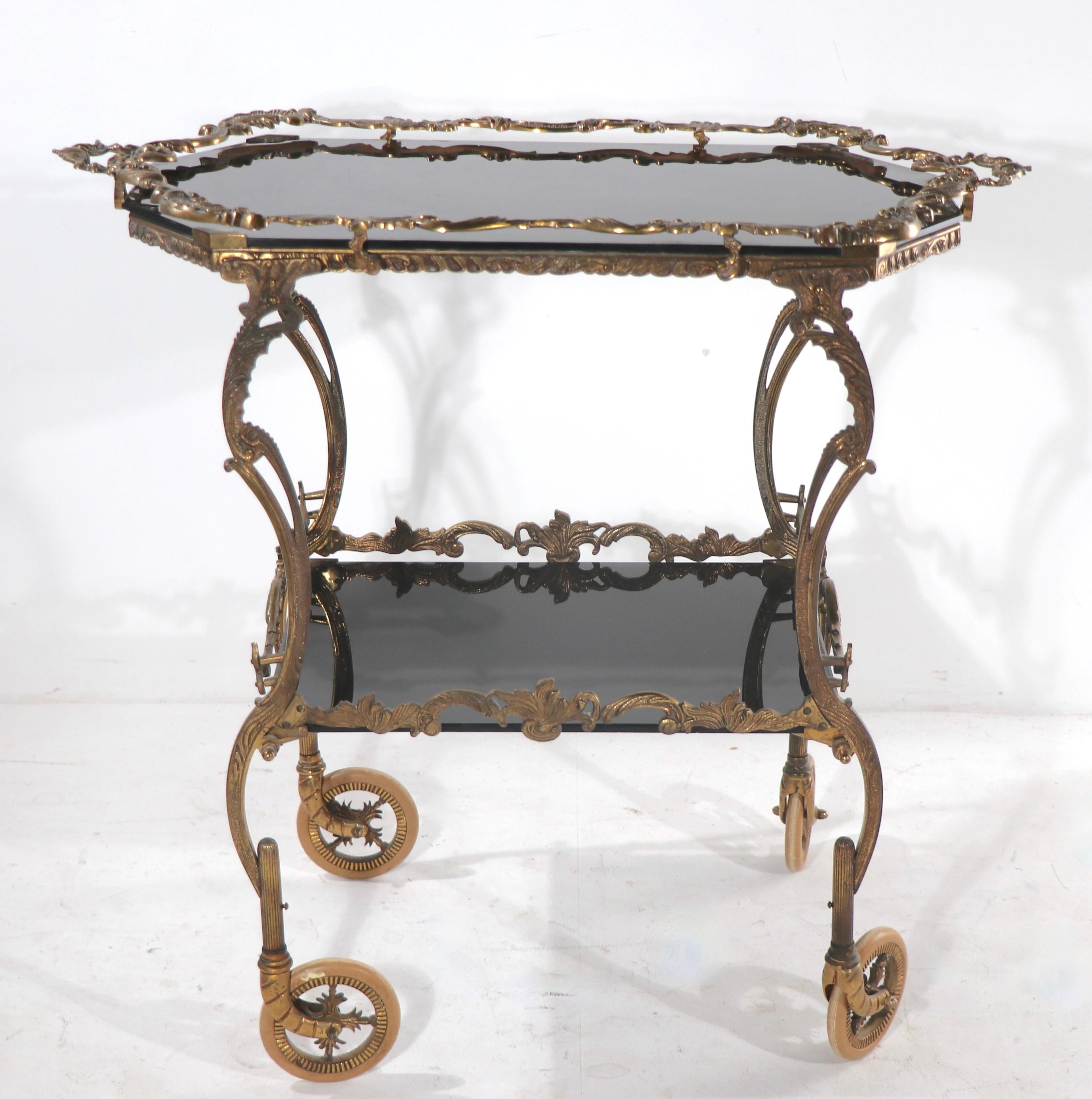 Français Chariot de bar rococo en laiton moulé et verre noir avec plateau amovible en vente