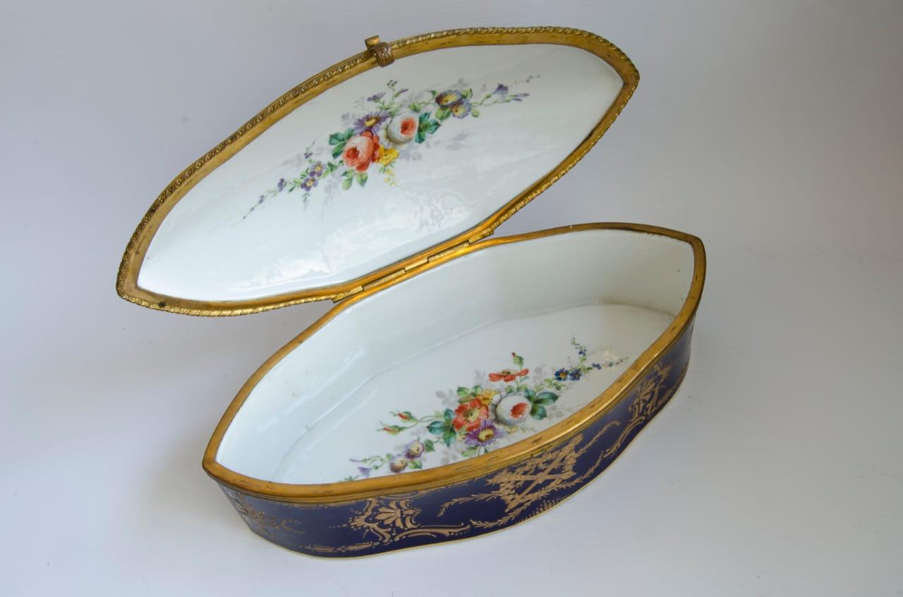 Rokoko-Keramik-Siebdrucktruhe
handgemalt signiert Rochette
perfekter Zustand 19. Jahrhundert
um 1870.