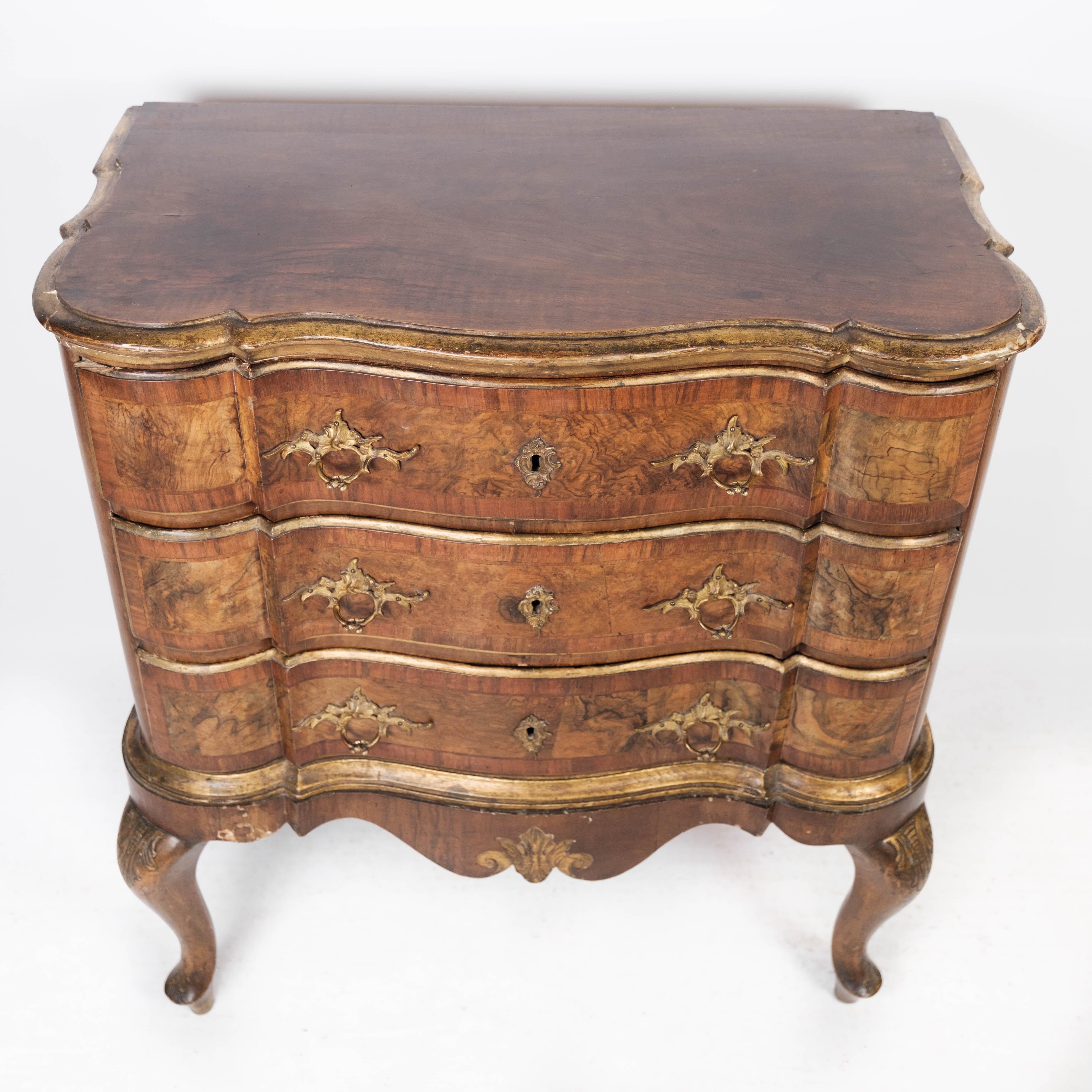 Rococo chest of drawers in walnut from Southern Germany around the 1780s. The chest is in great antique condition.