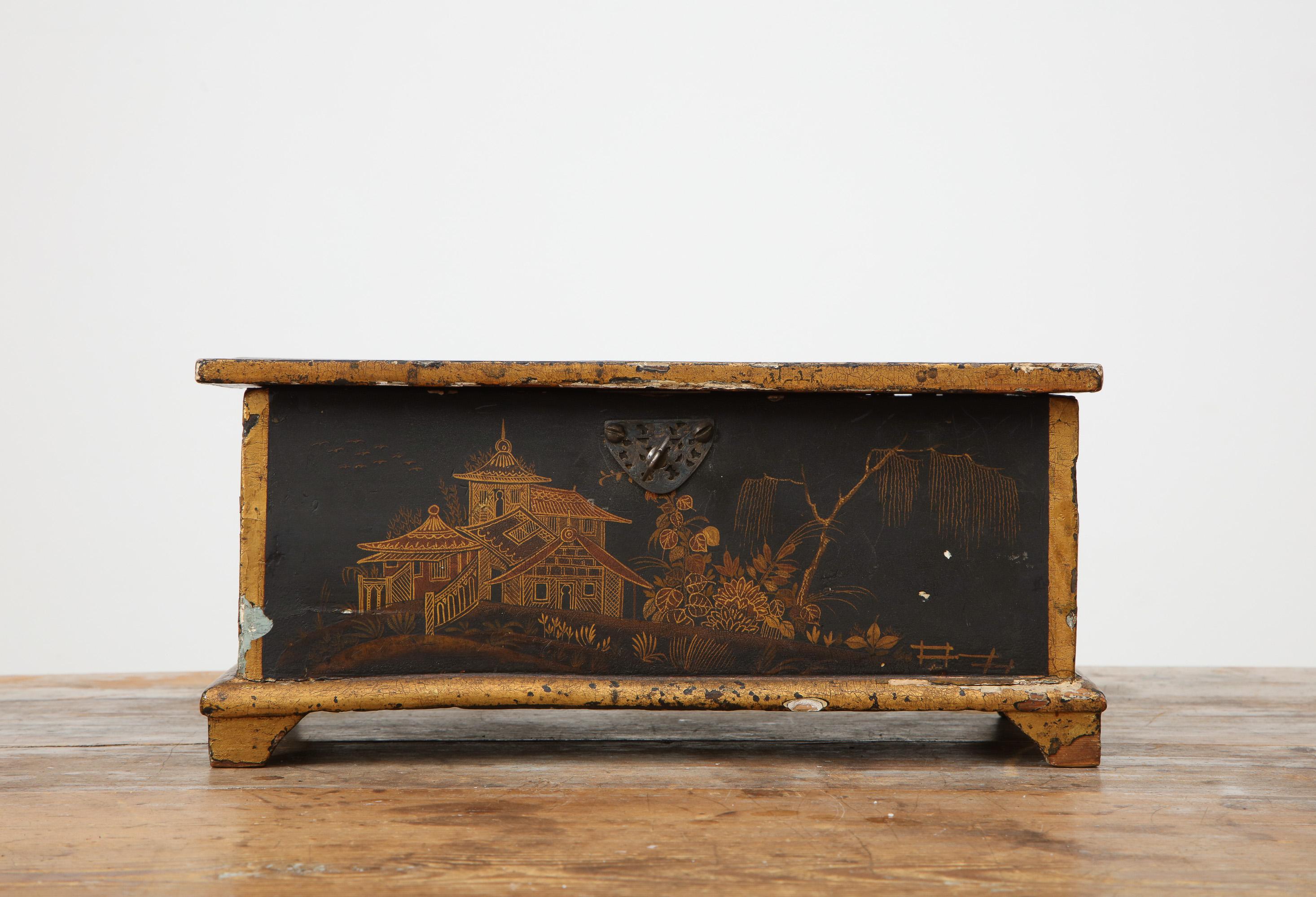 Caja sueca de chinoiserie rococó con interior rojo, hacia 1750, Origen: Suecia. 

Pintura azul original bajo la pintura chinoiserie posterior.  Muchas piezas se redecoraron con pintura chinoiserie en el siglo XVIII. La popularidad de la chinoiserie