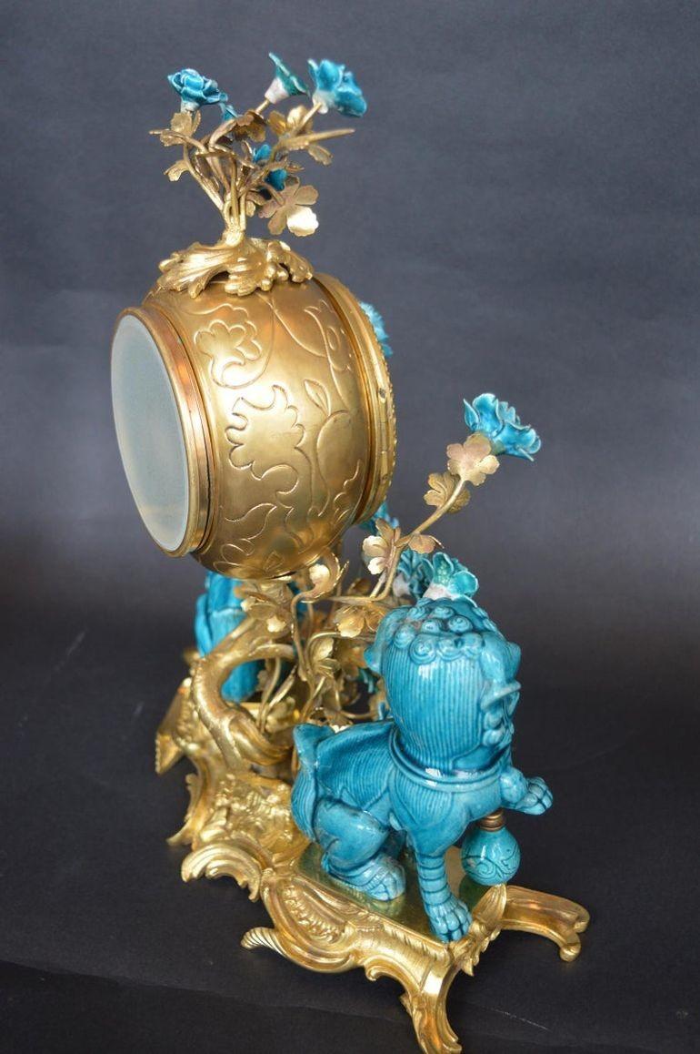 Rococo Chinosoiserie Style Three-Piece Gilt Bronze and Porcelain Clock Garniture For Sale 5