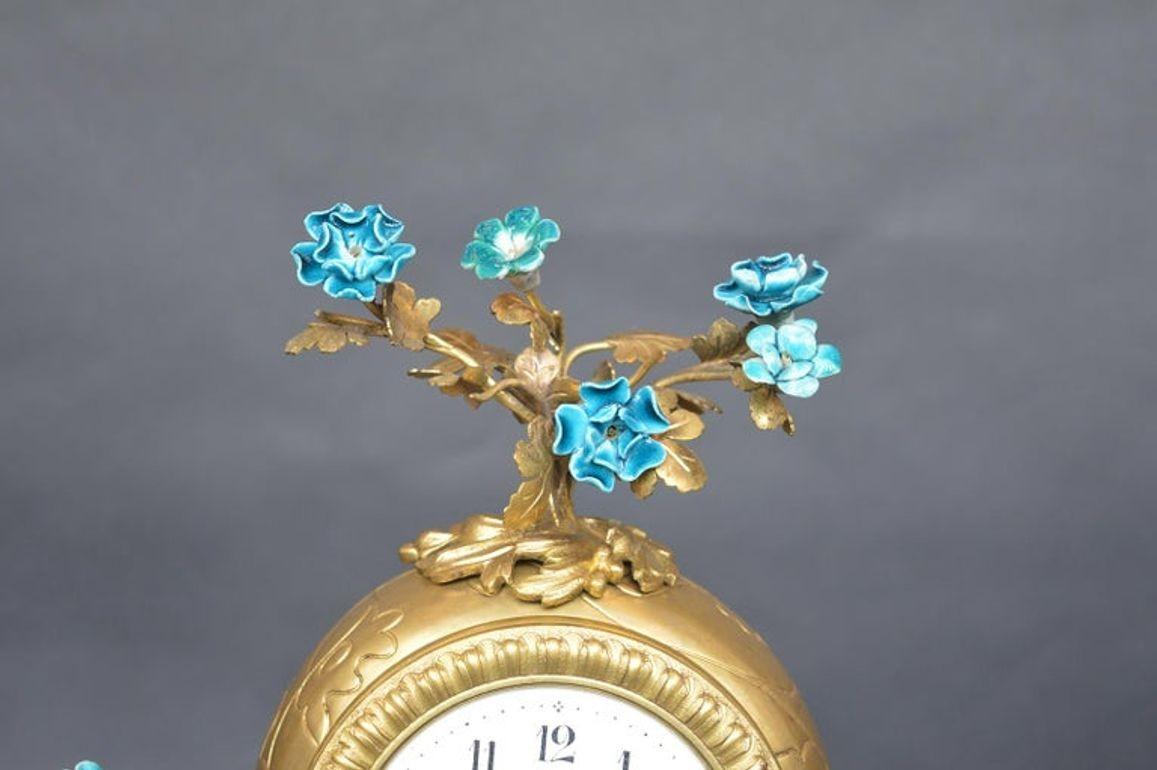 Rococo Chinosoiserie Style Three-Piece Gilt Bronze and Porcelain Clock Garniture For Sale 1