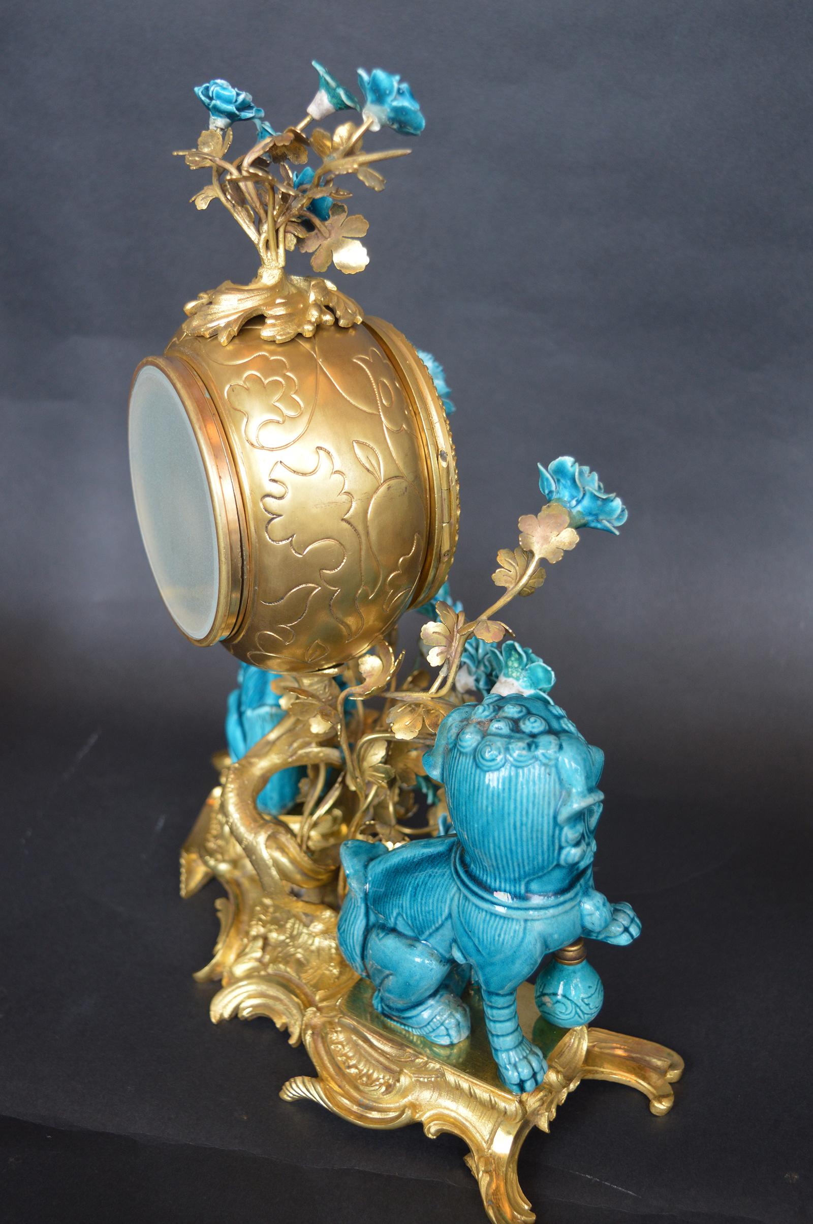 Rococo Chinosoiserie Style Three-Piece Gilt Bronze and Porcelain Clock Garniture For Sale 3