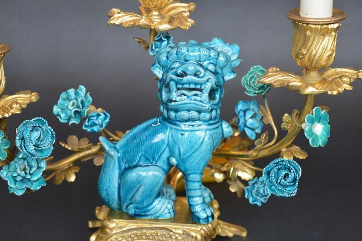 Rococo Chinosoiserie Style Three-Piece Gilt Bronze and Porcelain Clock Garniture For Sale 3
