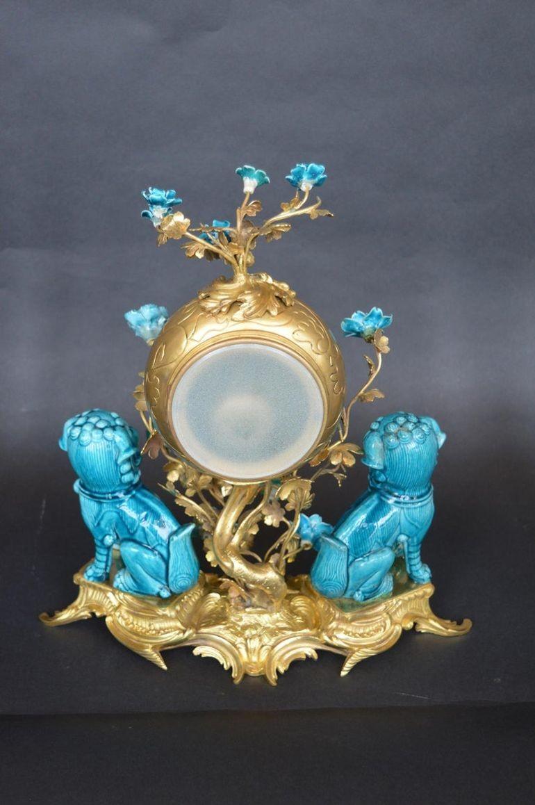 Rococo Chinosoiserie Style Three-Piece Gilt Bronze and Porcelain Clock Garniture For Sale 4