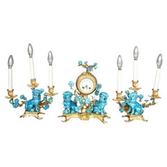 Garniture de trois pièces d'horloge de style rococo Chinosoiserie en bronze doré et porcelaine