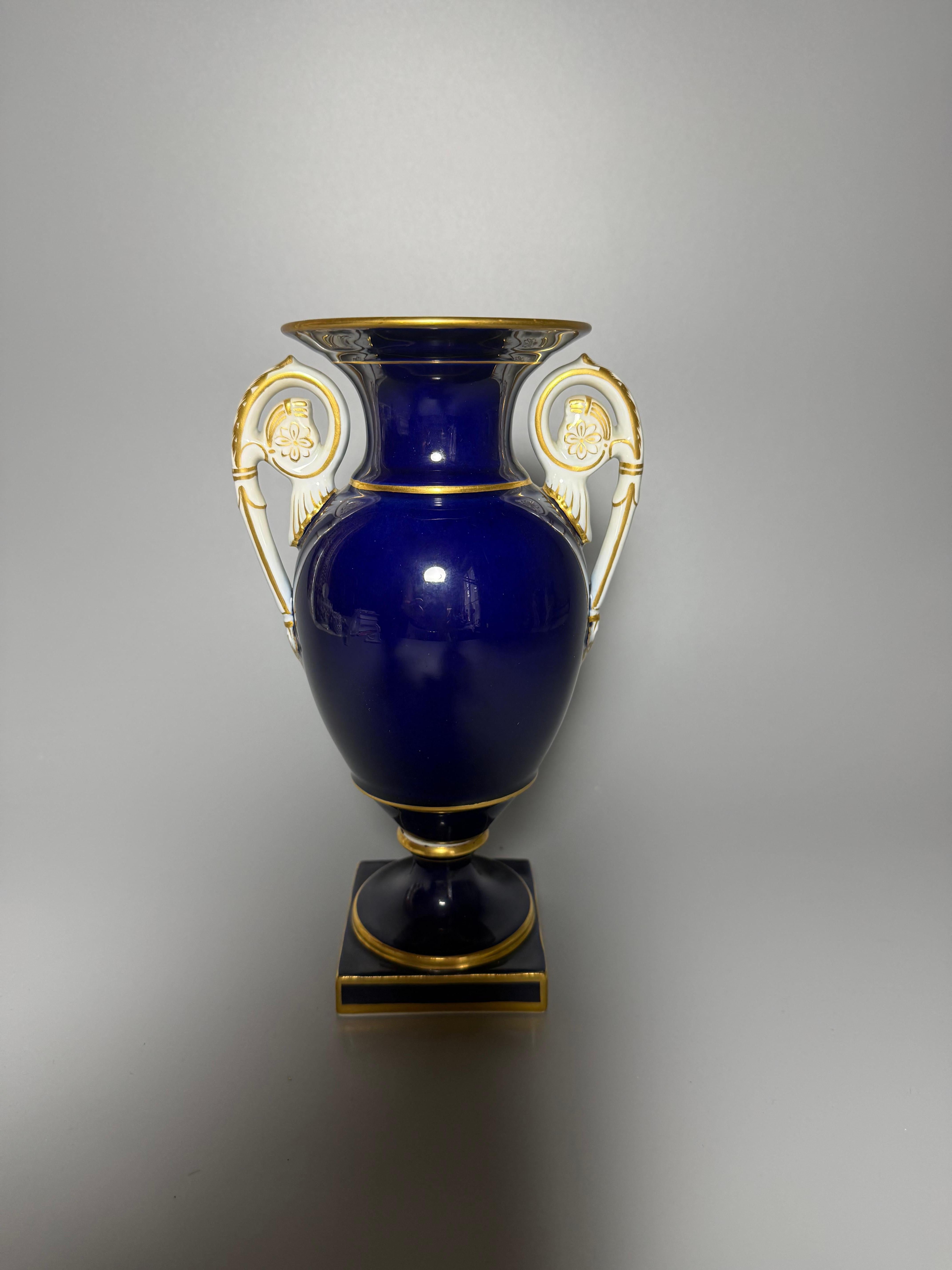 Rokoko Kobaltblau Vergoldete Blumen Vase Meissen Deutschland im Zustand „Gut“ im Angebot in Uppsala , SE