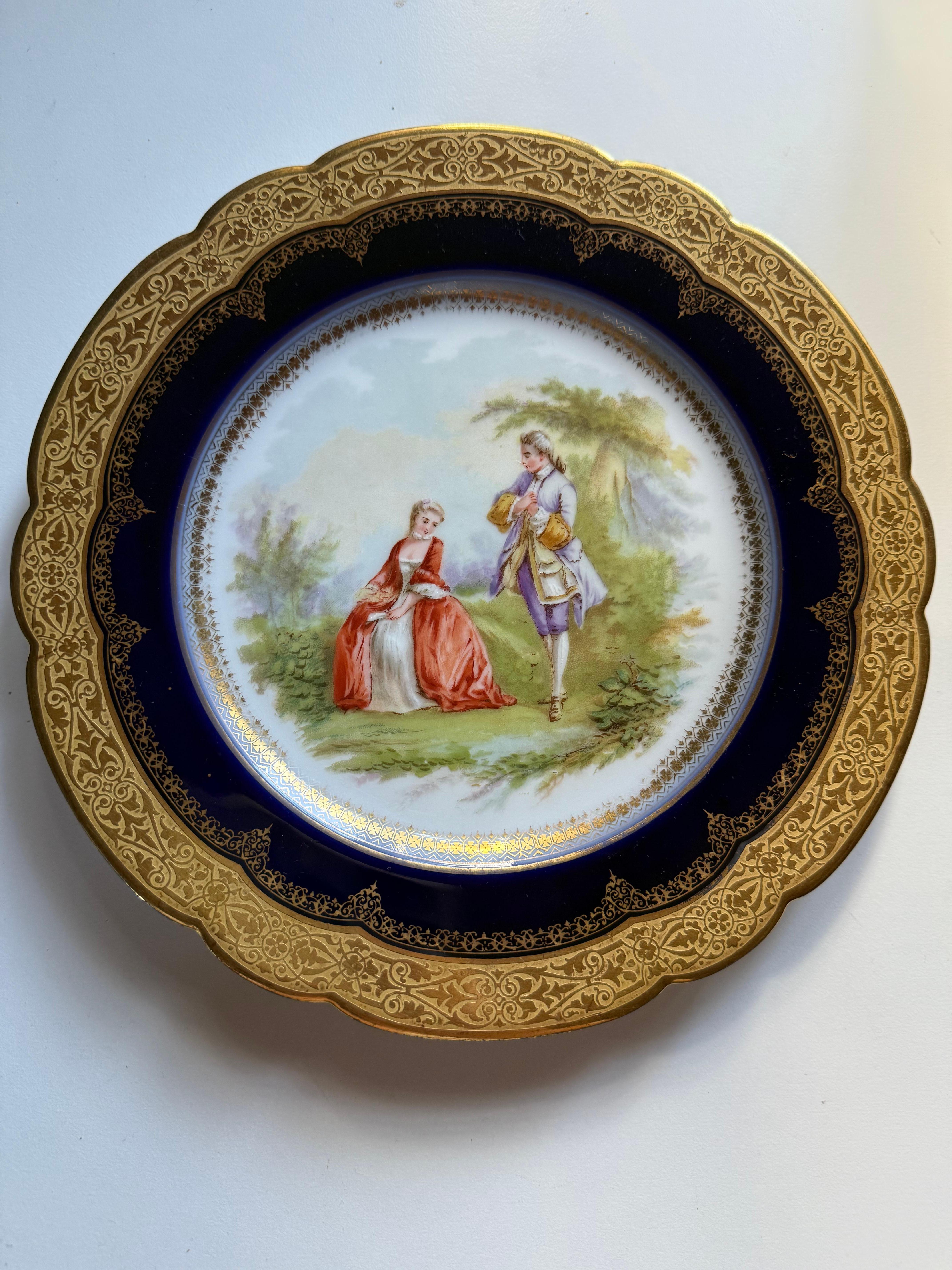 Esemplare assolutamente raro del 1846
Sèvres Francia
Il fronte presenta una romantica scena pastorale con figure vestite in abiti del XVIII secolo, inserite in un paesaggio esterno. Questo stile è spesso associato al revival rococò. 

Il piatto è