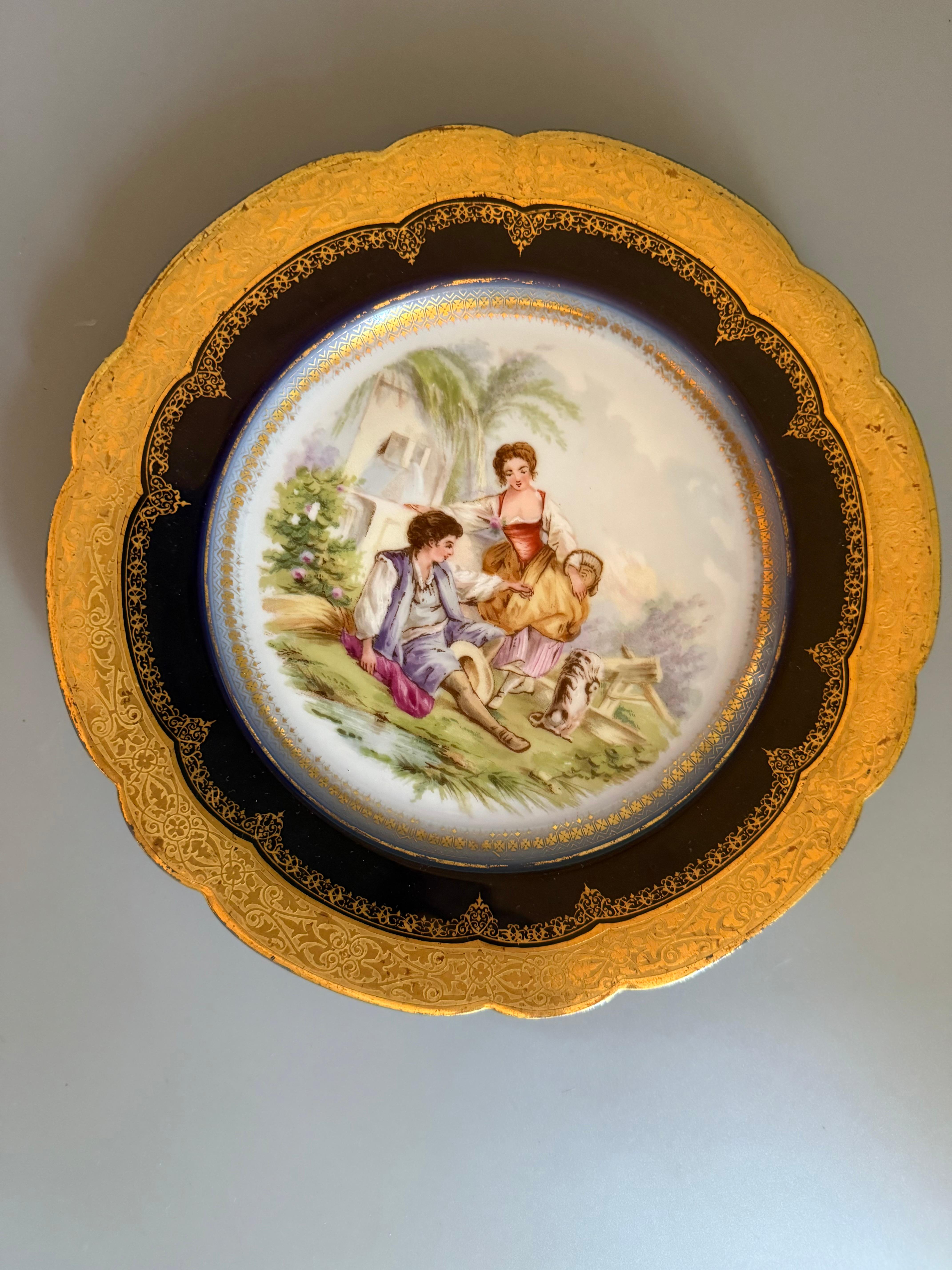 Esemplare assolutamente raro del 1846
Sèvres Francia
Il fronte presenta una romantica scena pastorale con figure vestite in abiti del XVIII secolo, inserite in un paesaggio esterno. Questo stile è spesso associato al revival rococò. 

Il piatto è