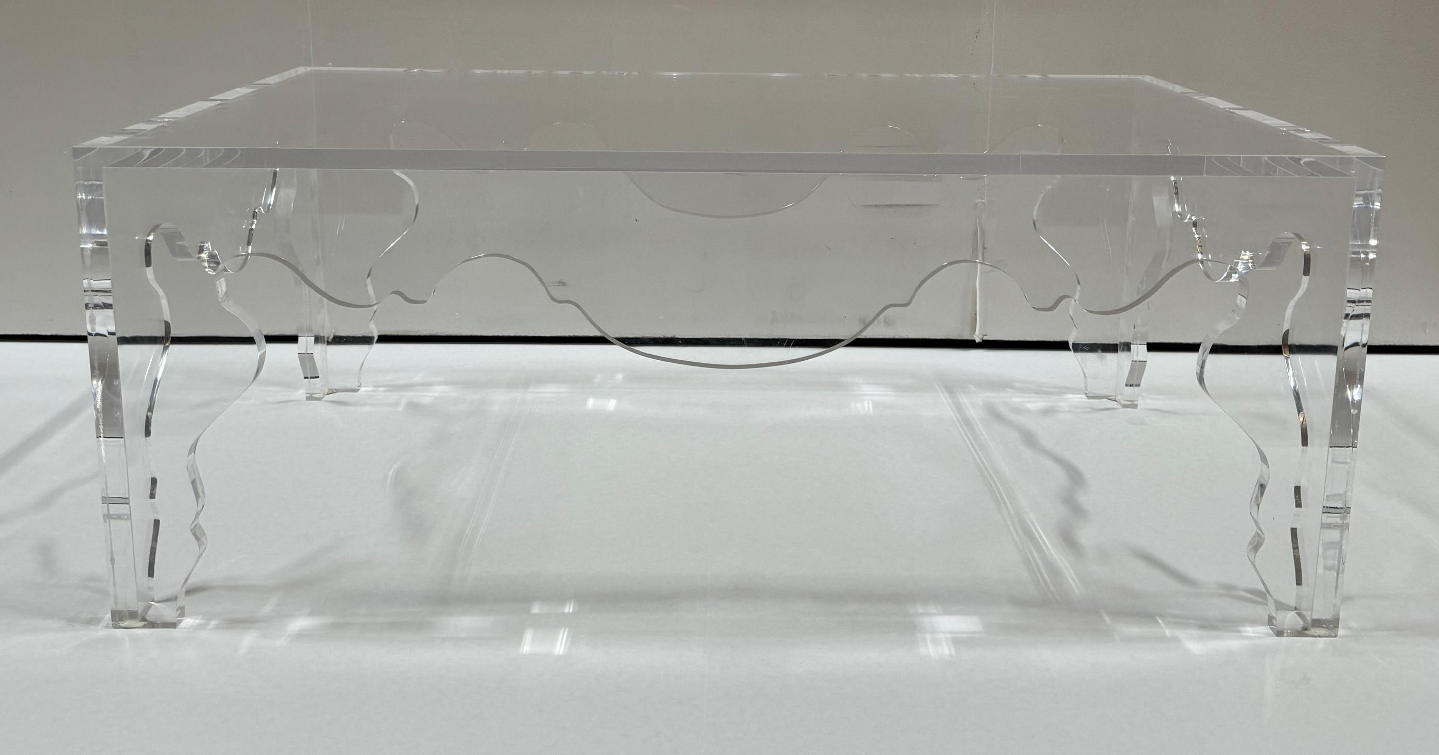 Néo-rococo Table basse rocococo en acrylique en vente