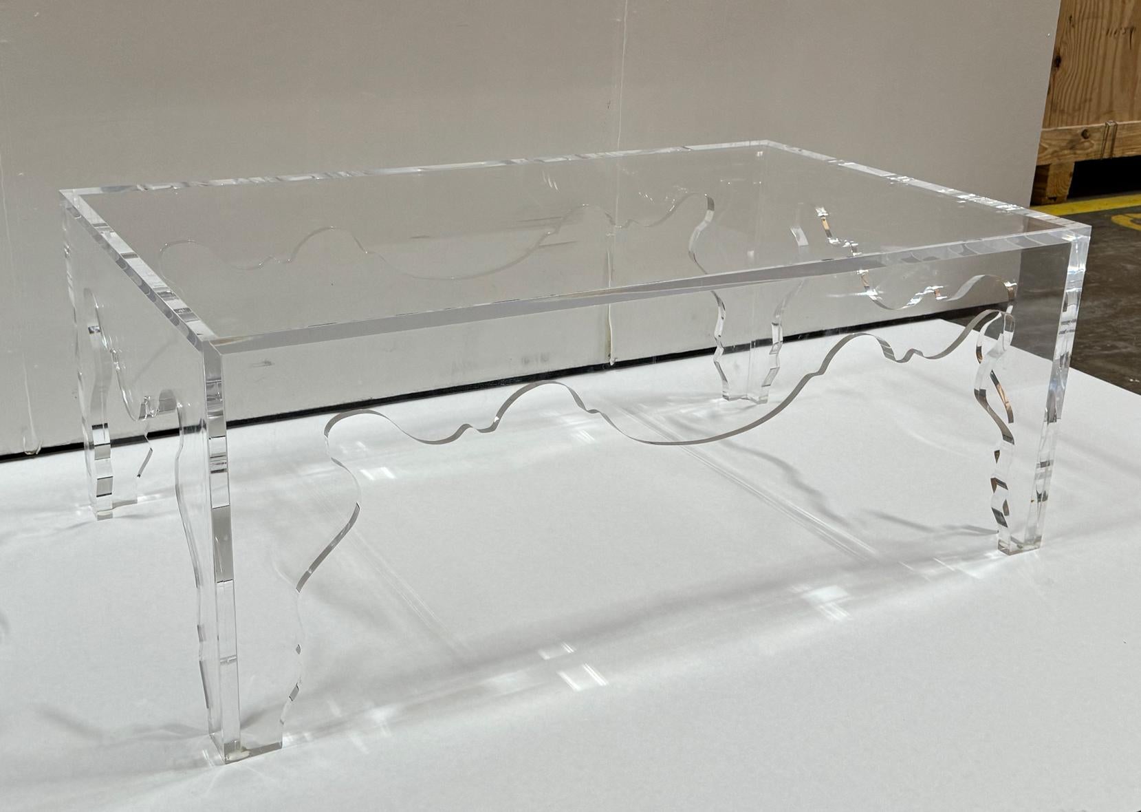 Acrylique Table basse rocococo en acrylique en vente