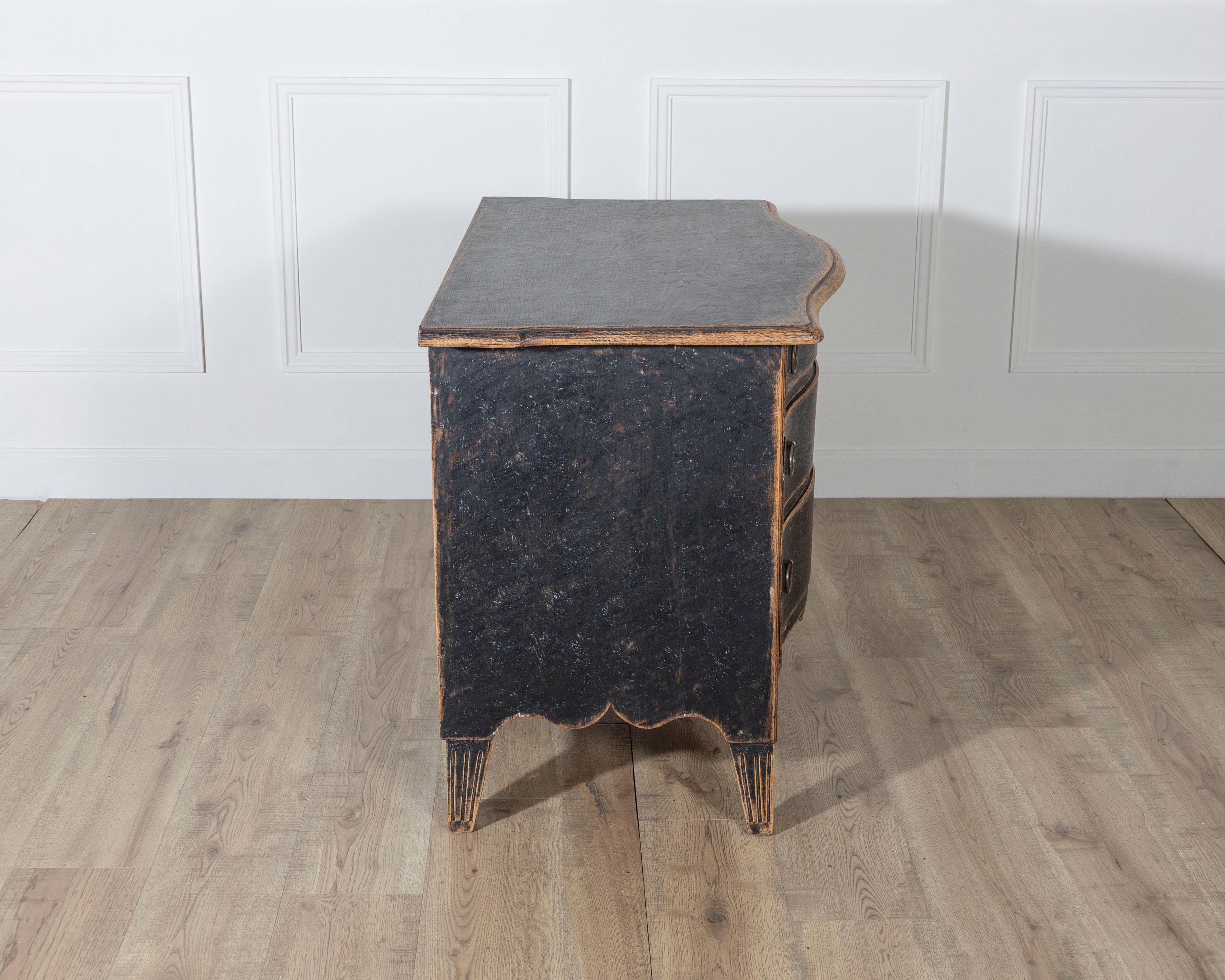 Esempio di artigianato svedese del XVIII secolo, questa commode di epoca rococò è firmata dal famoso ebanista Johan Martin Ek (1734-1795), attivo a Stoccolma durante uno dei periodi più artisticamente raffinati del design scandinavo. Creata intorno