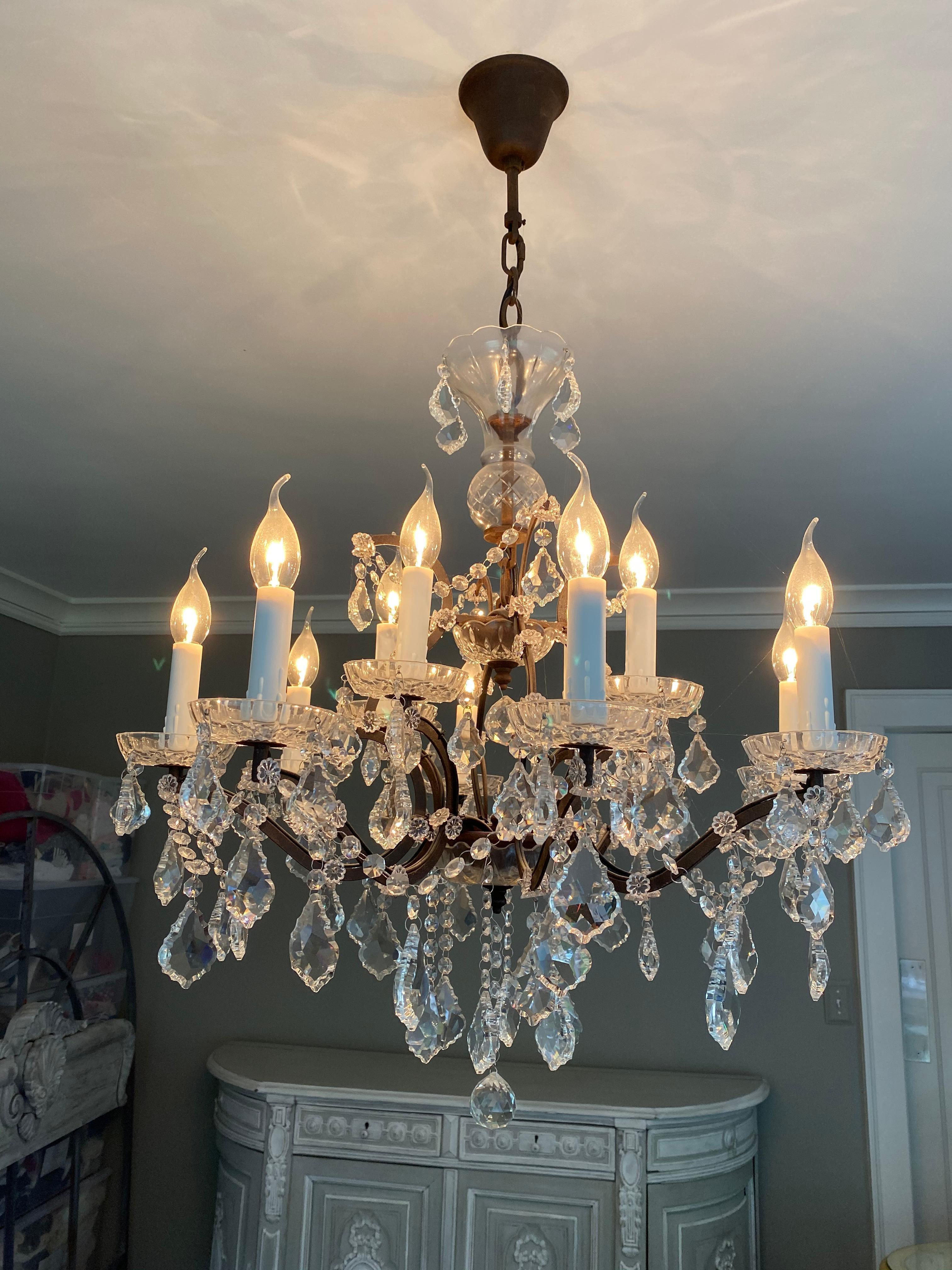 Rococo crystal and bronze 8-armed chandelier
Impressive and elegant, this large 8-armed crystal chandelier includes droplet crystals, iron and bronze frame
Strung with hundreds of light-refracting glass crystals
Curved arms raise