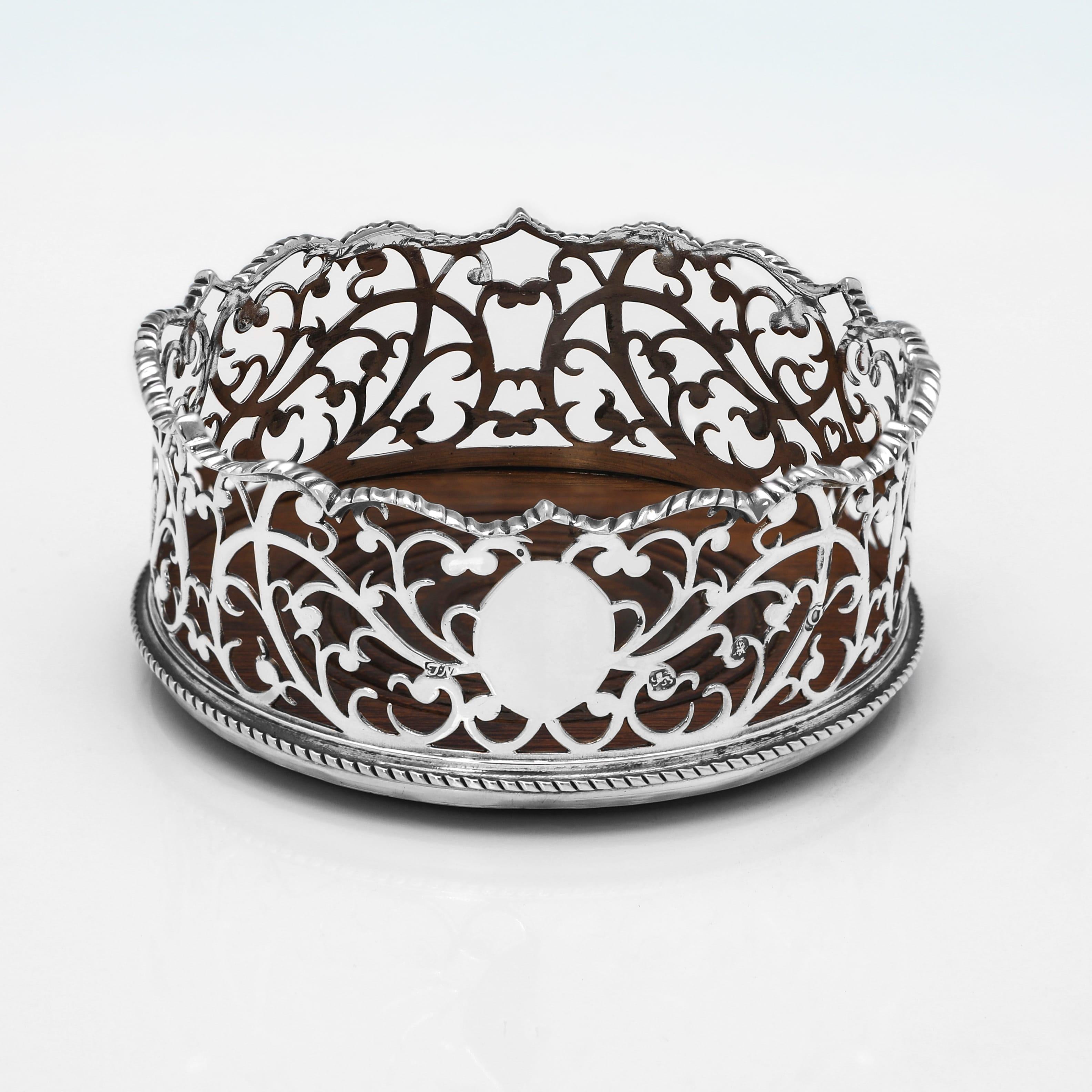 Rococò Sottobicchieri da vino in argento sterling di epoca Giorgio III dal design rococò realizzati nel 1769 in vendita