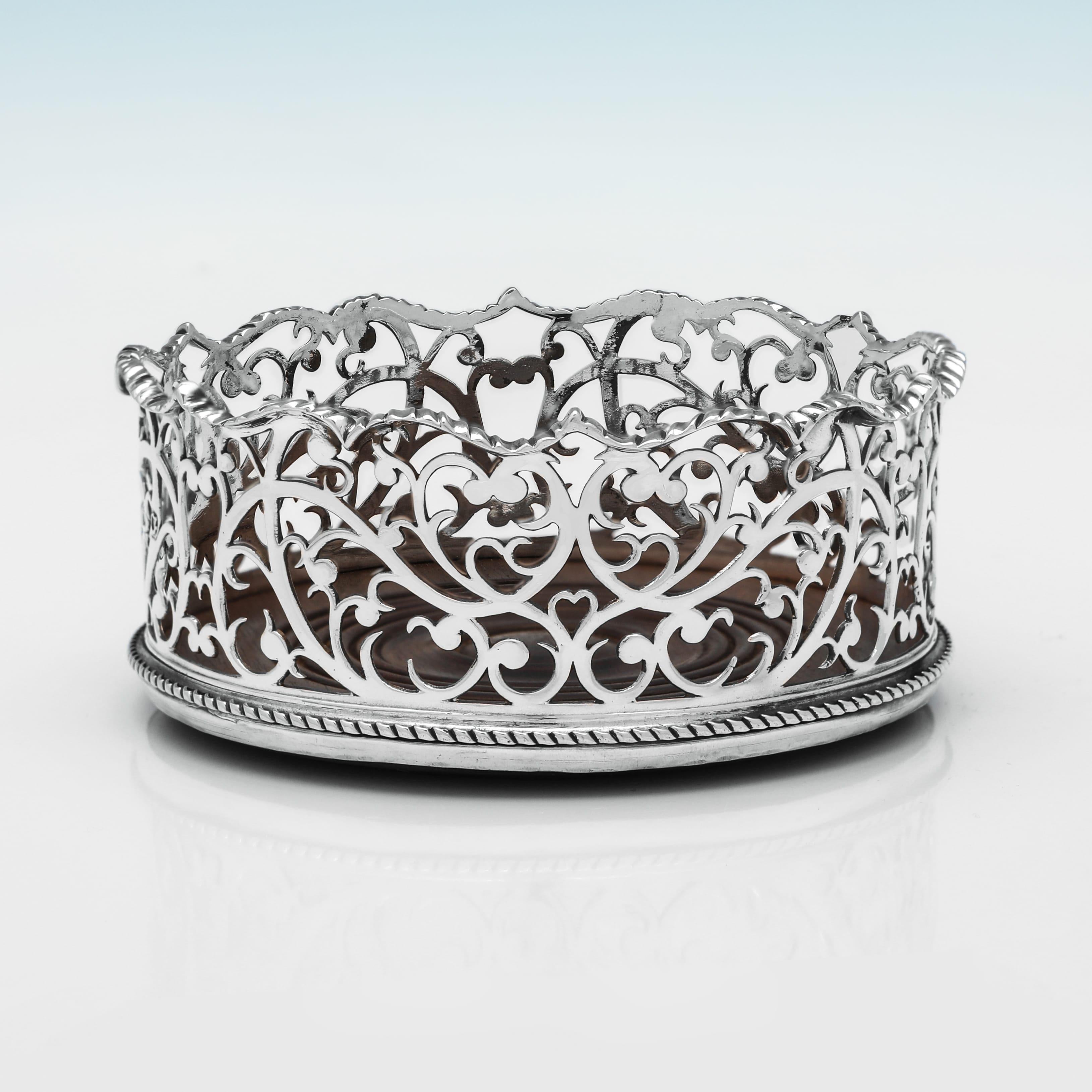 Inglese Sottobicchieri da vino in argento sterling di epoca Giorgio III dal design rococò realizzati nel 1769 in vendita