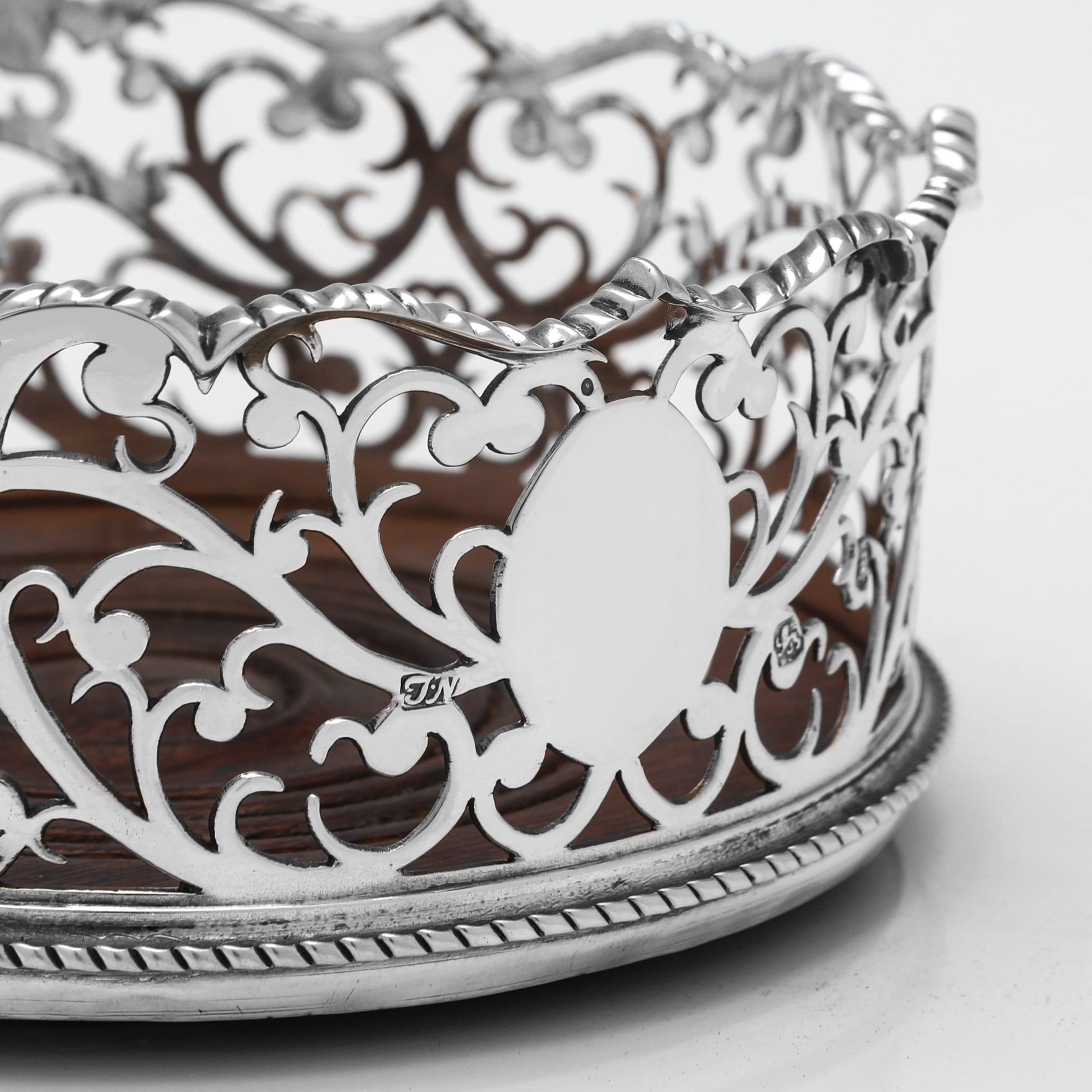 Sottobicchieri da vino in argento sterling di epoca Giorgio III dal design rococò realizzati nel 1769 In condizioni buone in vendita a London, London