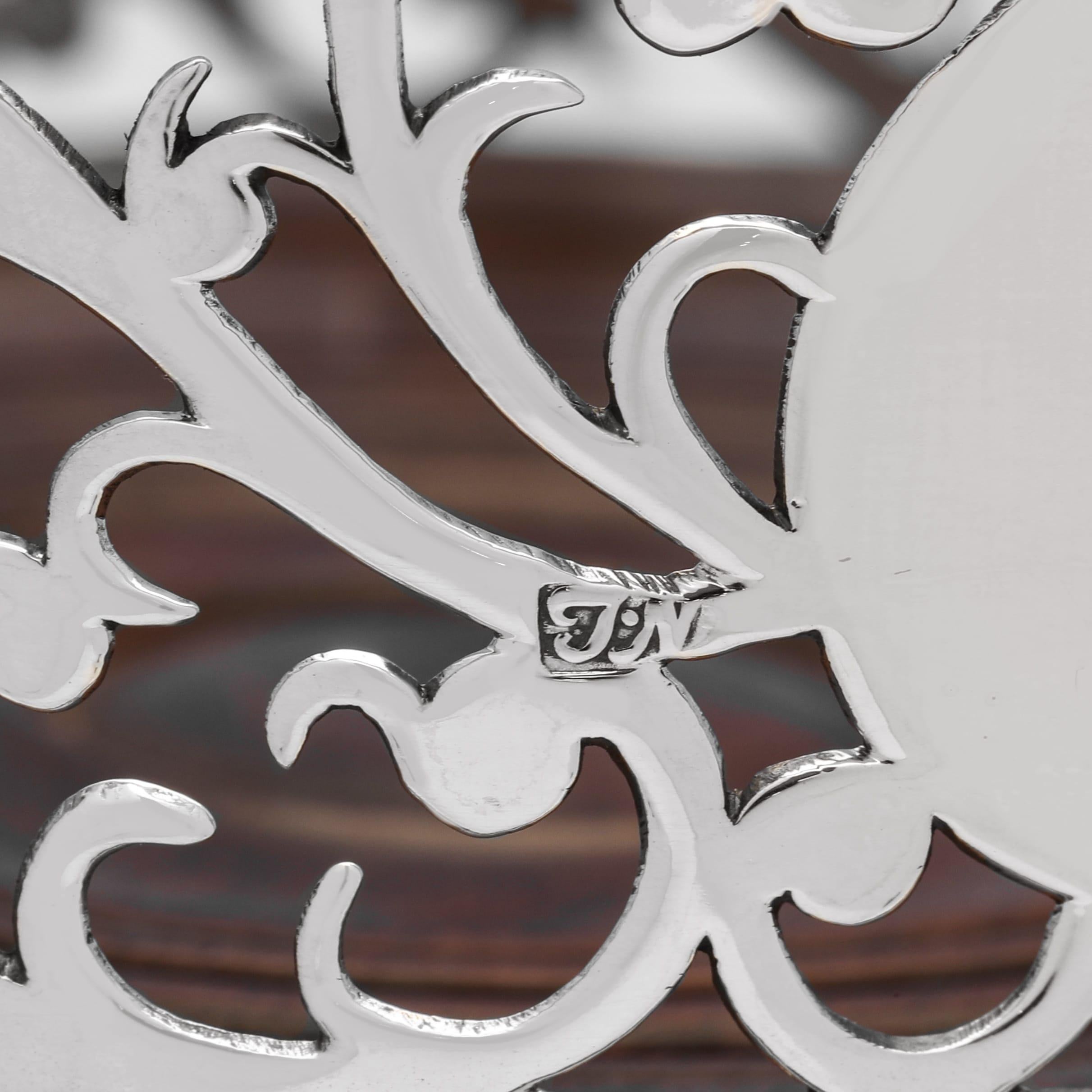 Metà XVIII secolo Sottobicchieri da vino in argento sterling di epoca Giorgio III dal design rococò realizzati nel 1769 in vendita