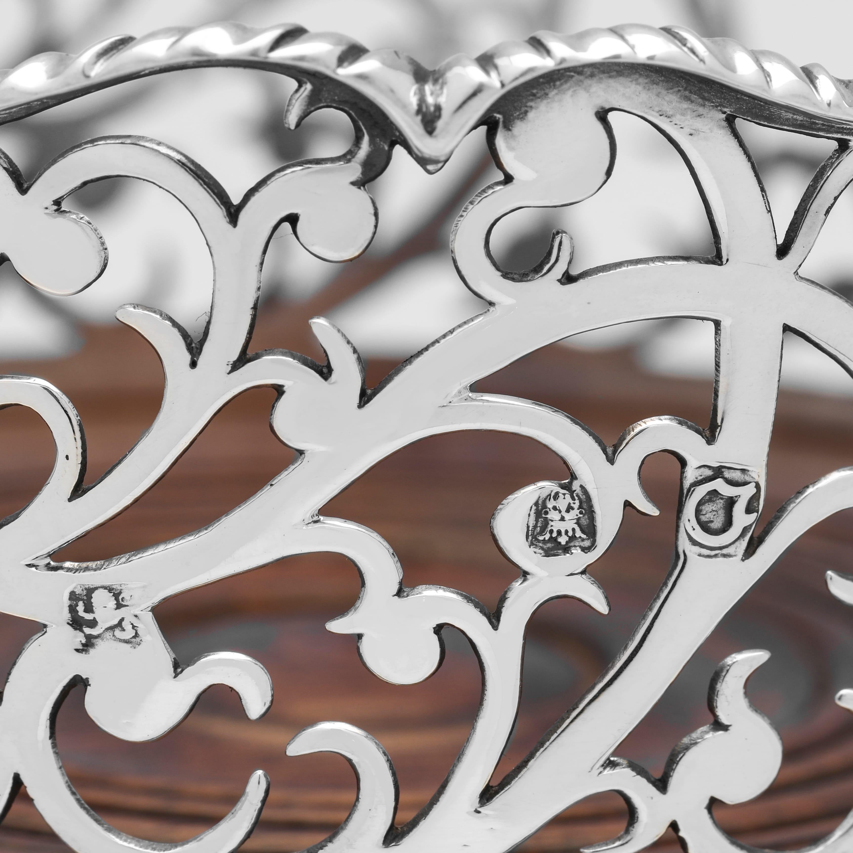 Argento 925 Sottobicchieri da vino in argento sterling di epoca Giorgio III dal design rococò realizzati nel 1769 in vendita