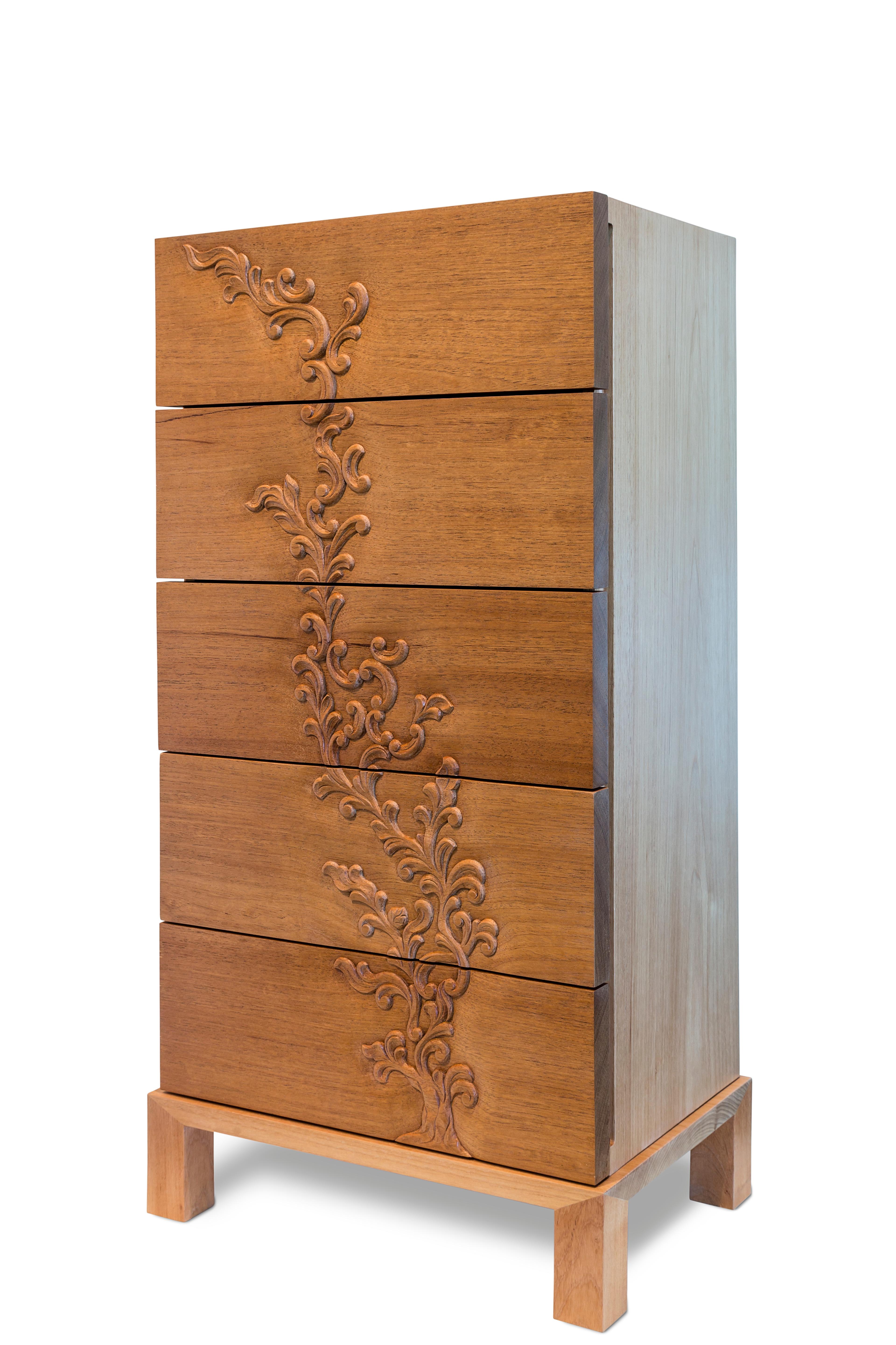 This chest of drawers is made in solid pink cedar wood carved by the craftsman Rondinelly Santos, specialized in sacred art.

The flowing design of the acanthus scrolls and leaves comes alive through the notch and runs through the five drawers of