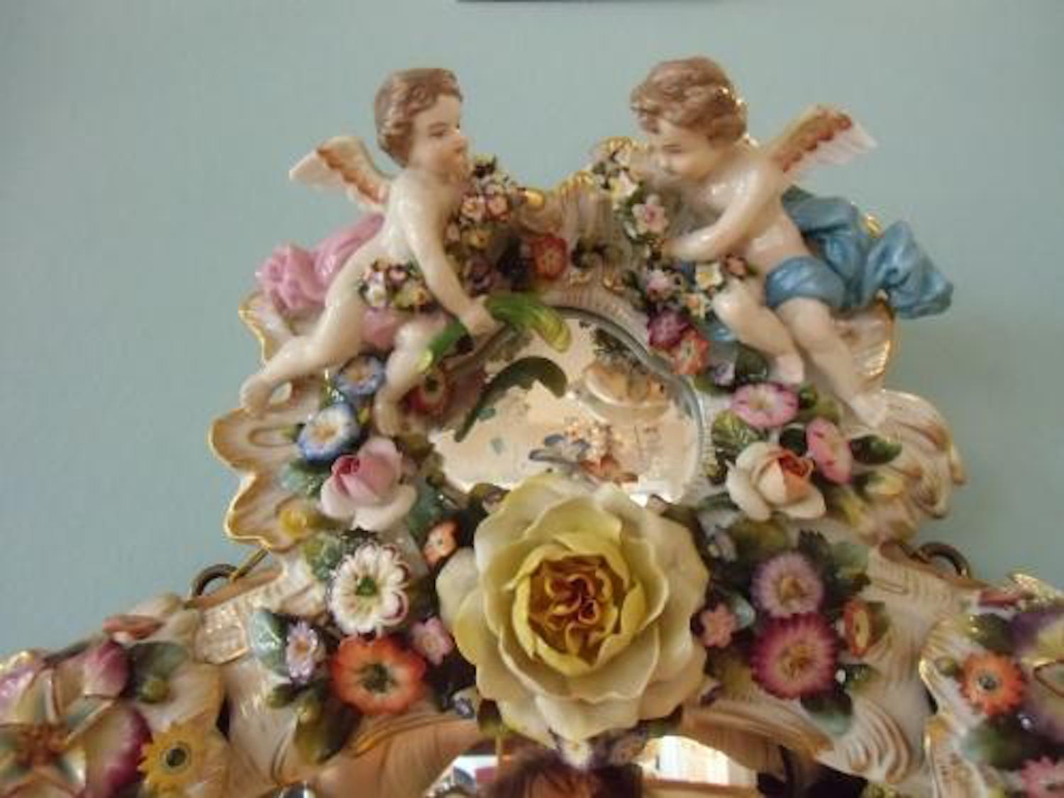 Thuringe fin XIXe siècle en excellent état Miroir cintré de forme rococo, cadre en porcelaine serti de vrilles de roses.
Probablement Meissen.