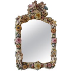 Miroir mural rococo en porcelaine avec fleurs et anges, Thuringe, fin du XIXe siècle