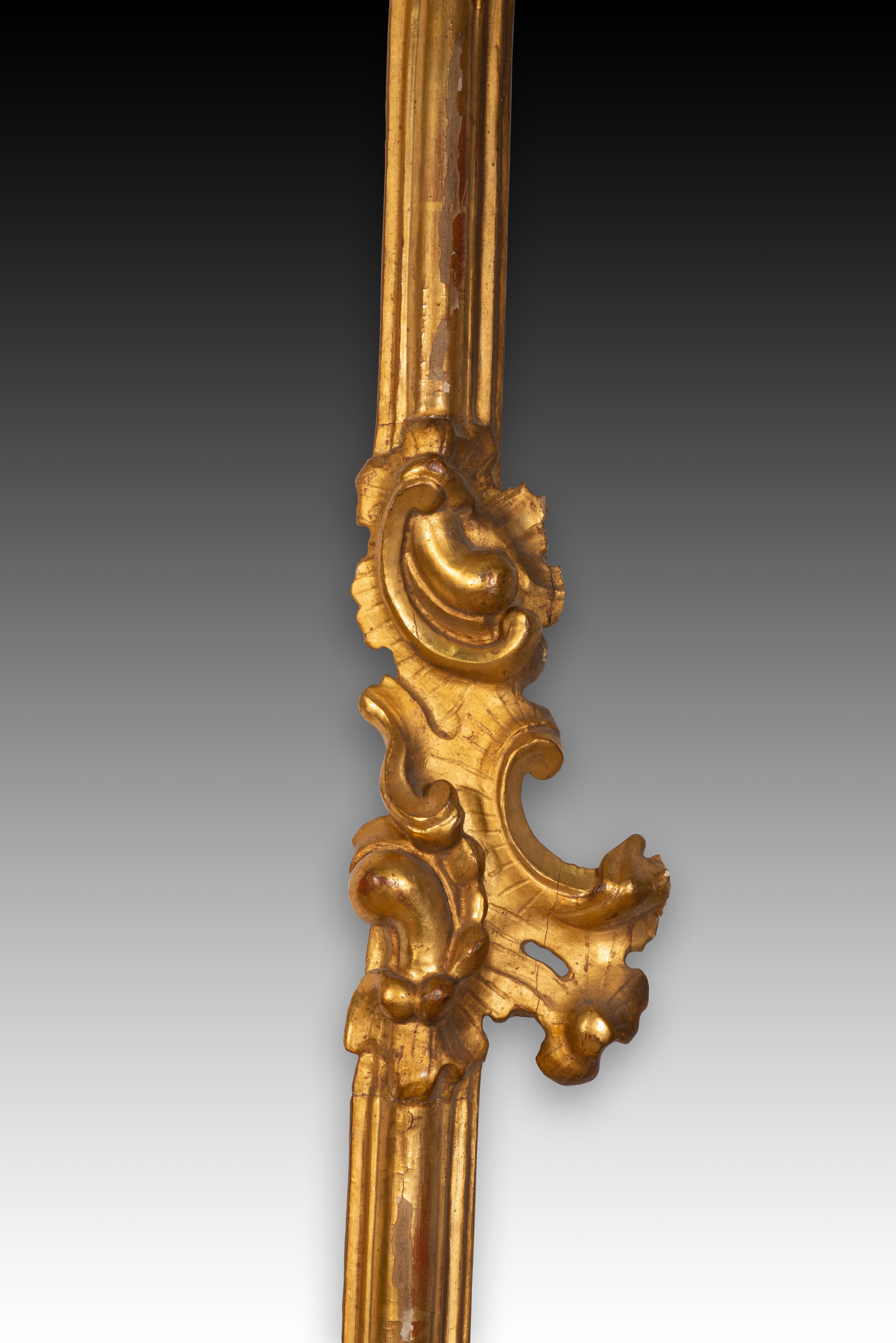 European Rococo frame. Gilded wood. 18th century.