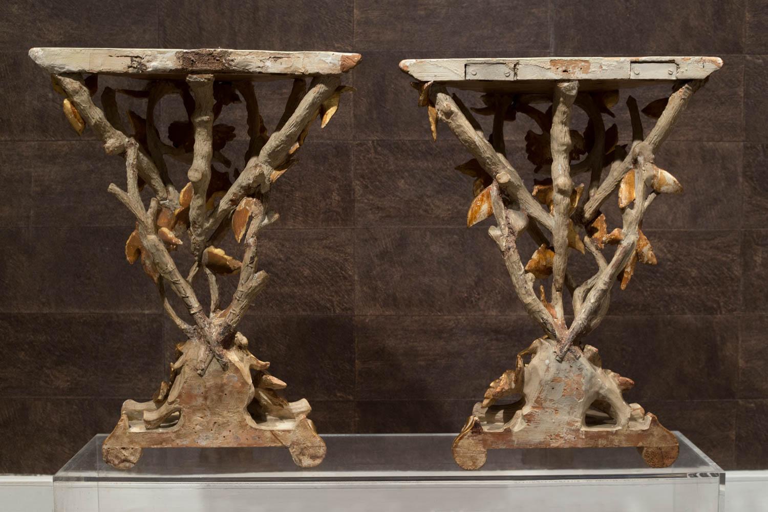 XVIIIe siècle Paire de Gueridons italiens rococo, dorés et laqués en vente