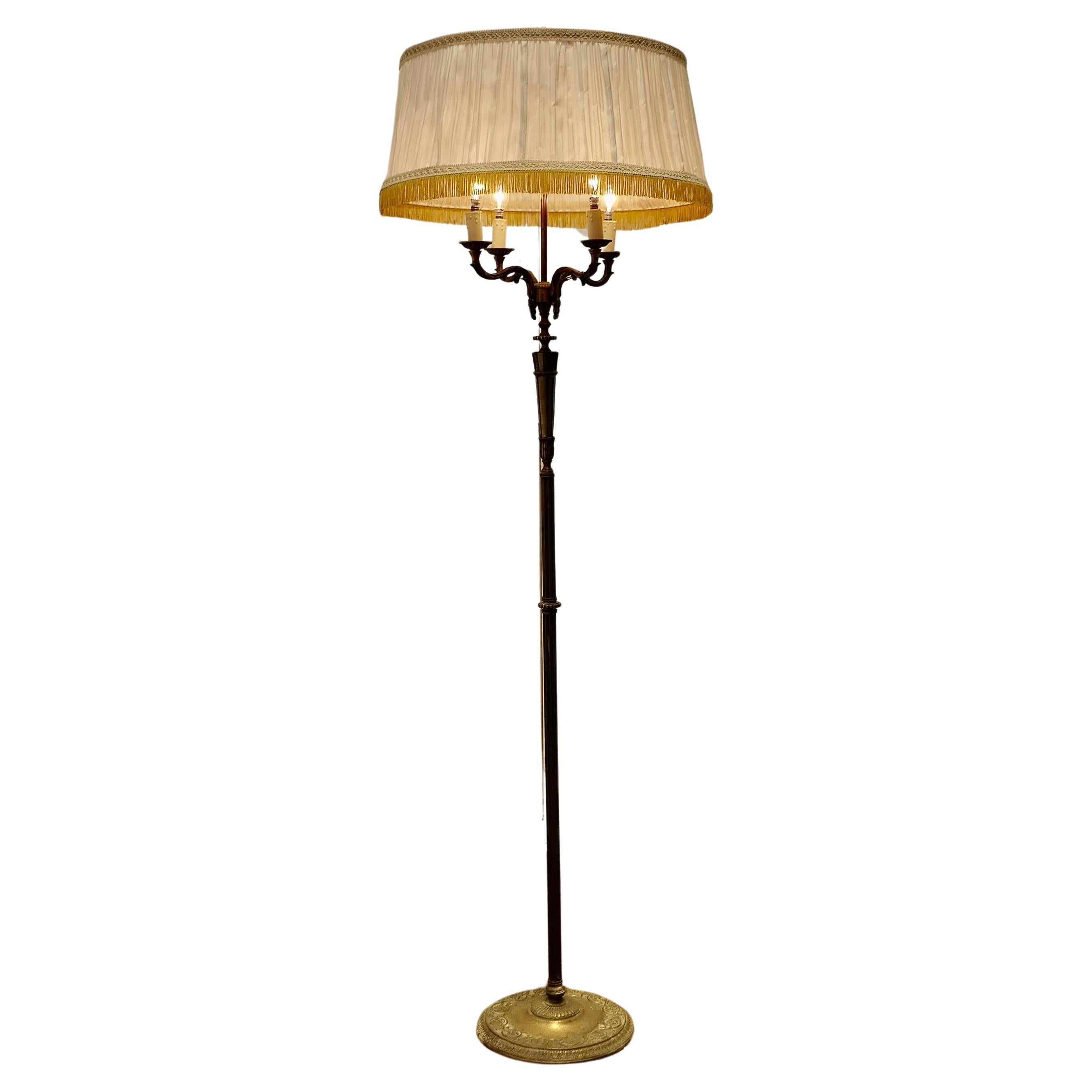Lampadaire Rococo en laiton doré à 4 branches, Standard Lamp  C'est un élab