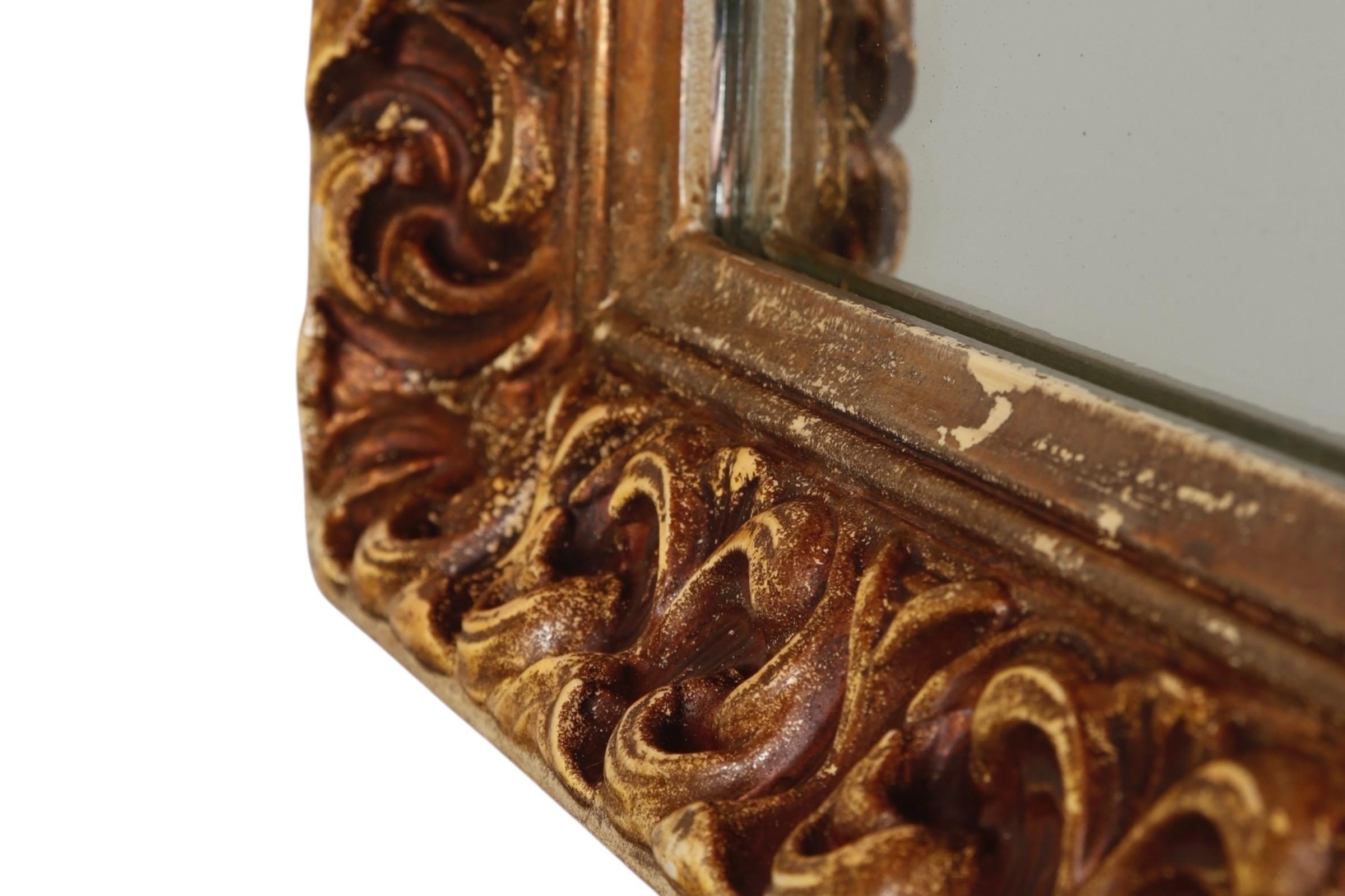 20ième siècle Miroir Rococo à encadrement doré en vente