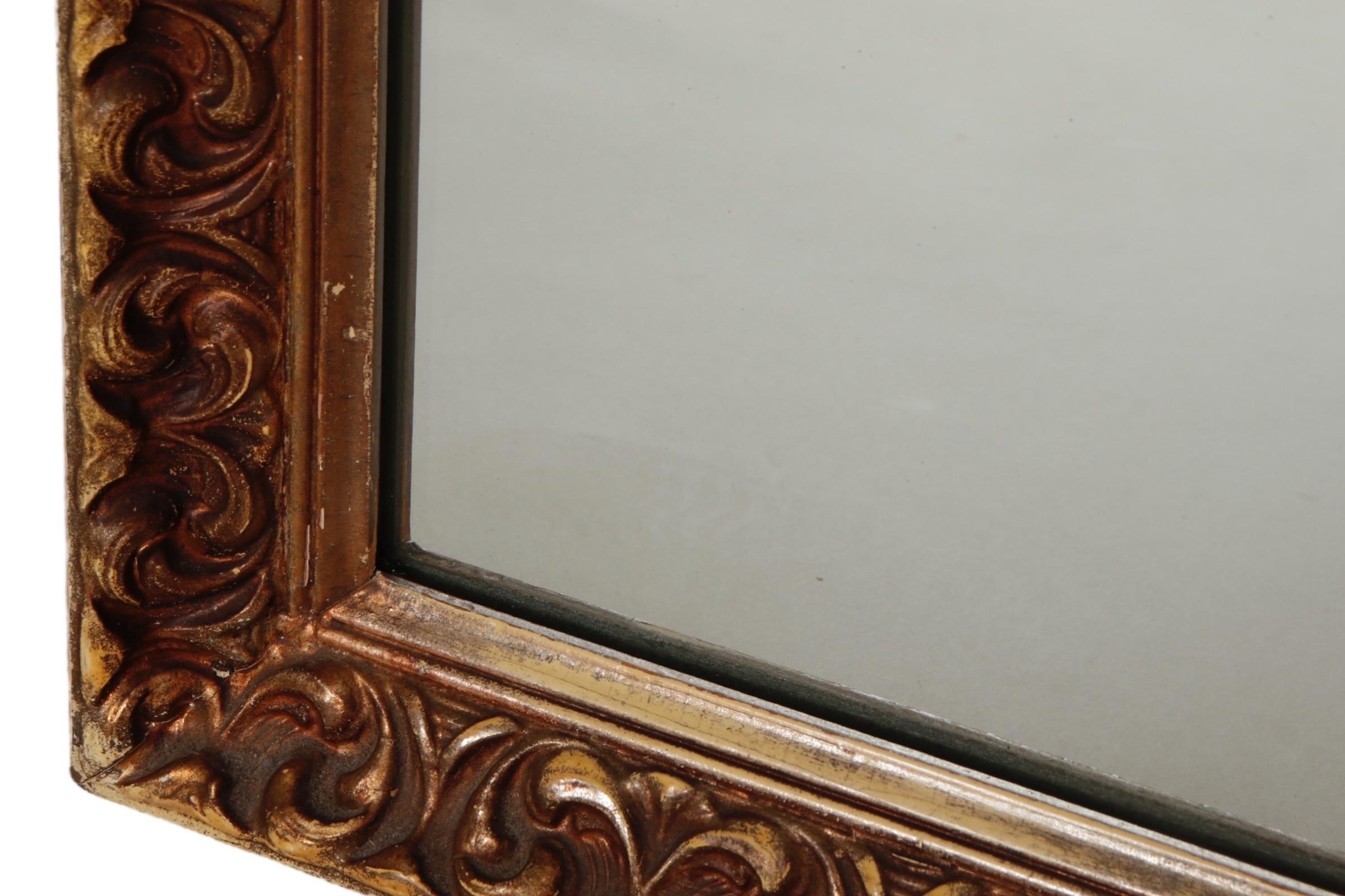 Gesso Miroir Rococo à encadrement doré en vente