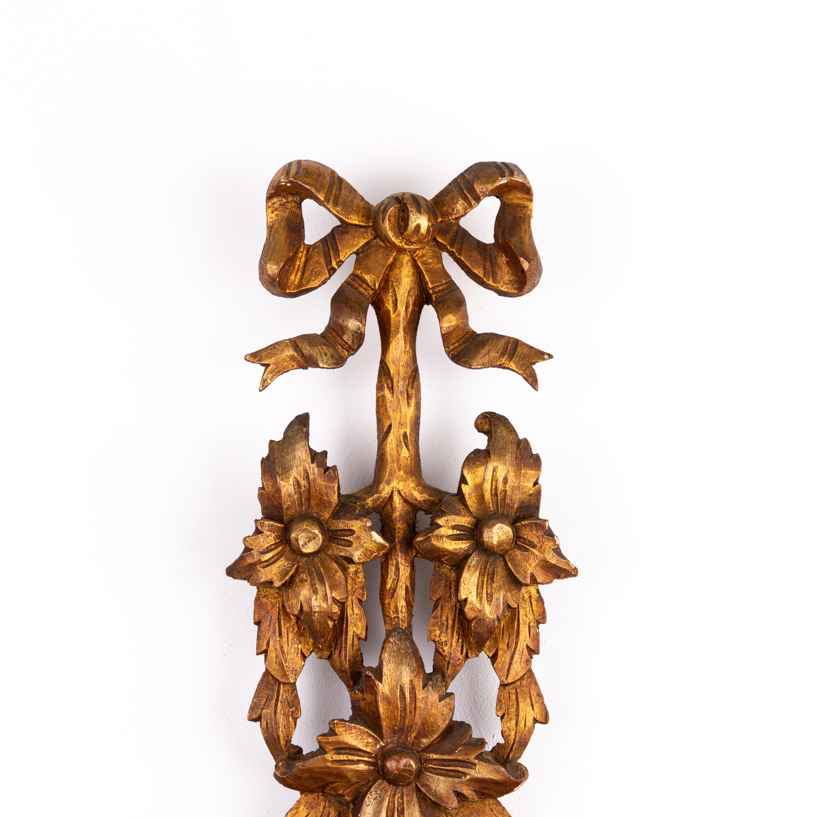 Miroir convexe rocococo en bois doré avec nœud et ruban
Bon état
Expédition internationale gratuite.
