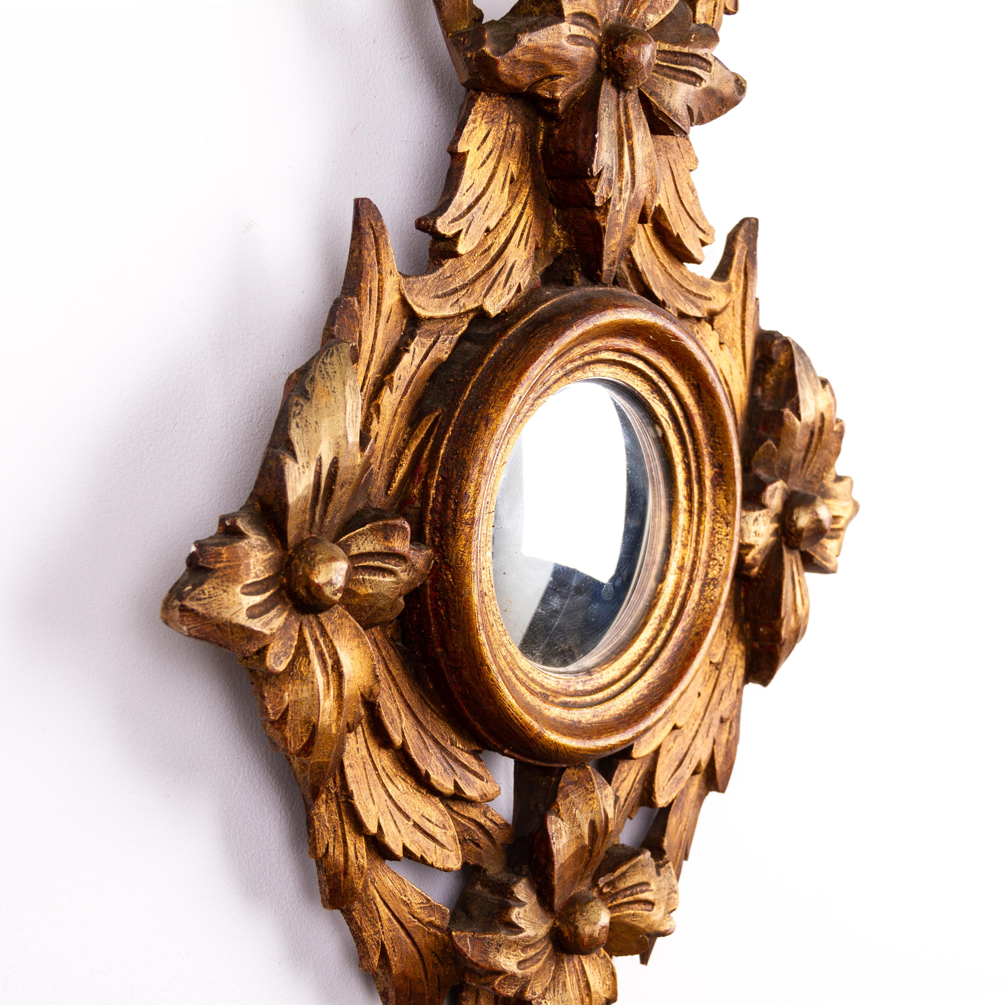 Bois doré Miroir convexe rocococo en bois doré avec nœud et ruban en vente