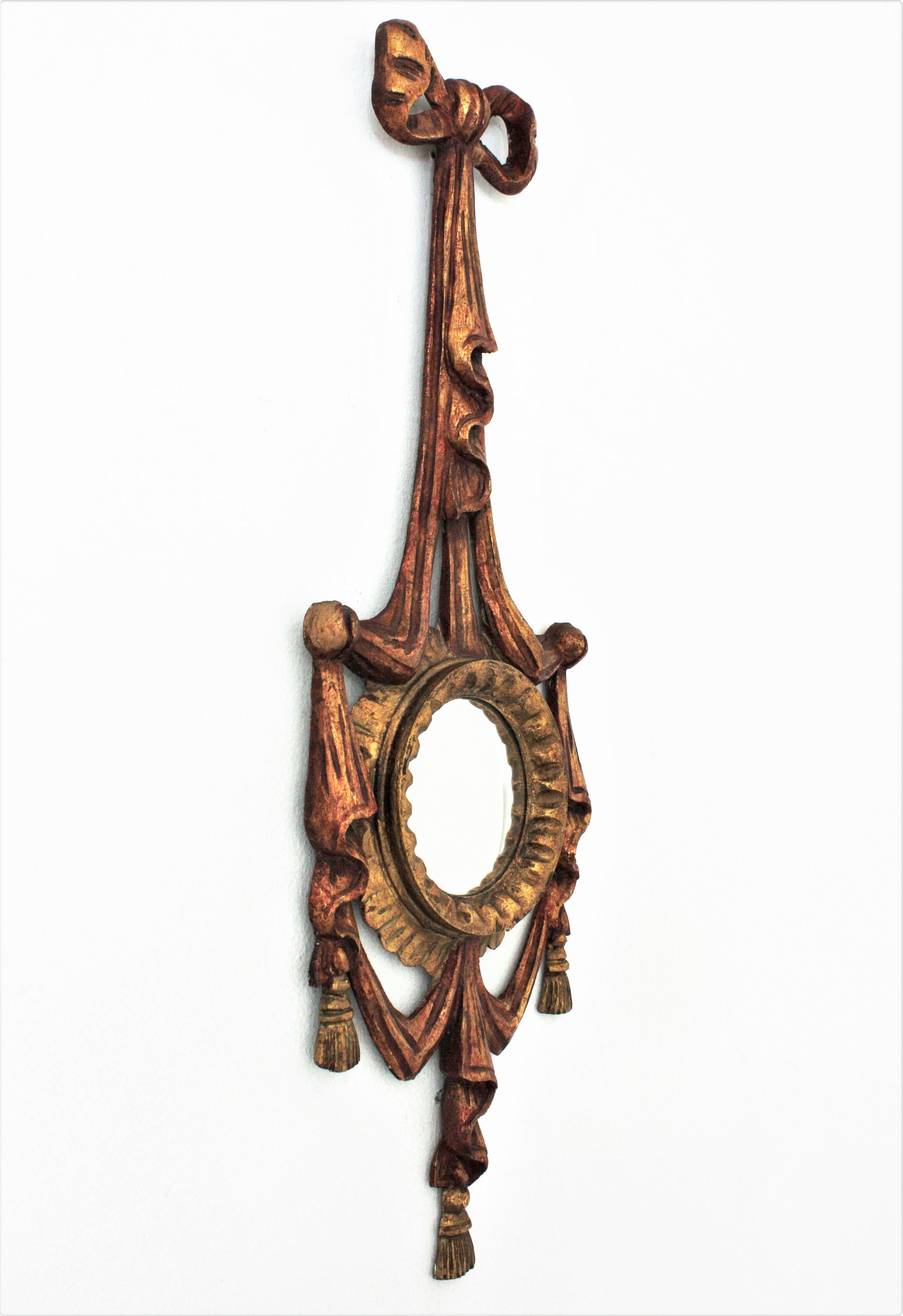 italien Miroir convexe rococo en bois doré, cadre avec nœud et ruban en vente