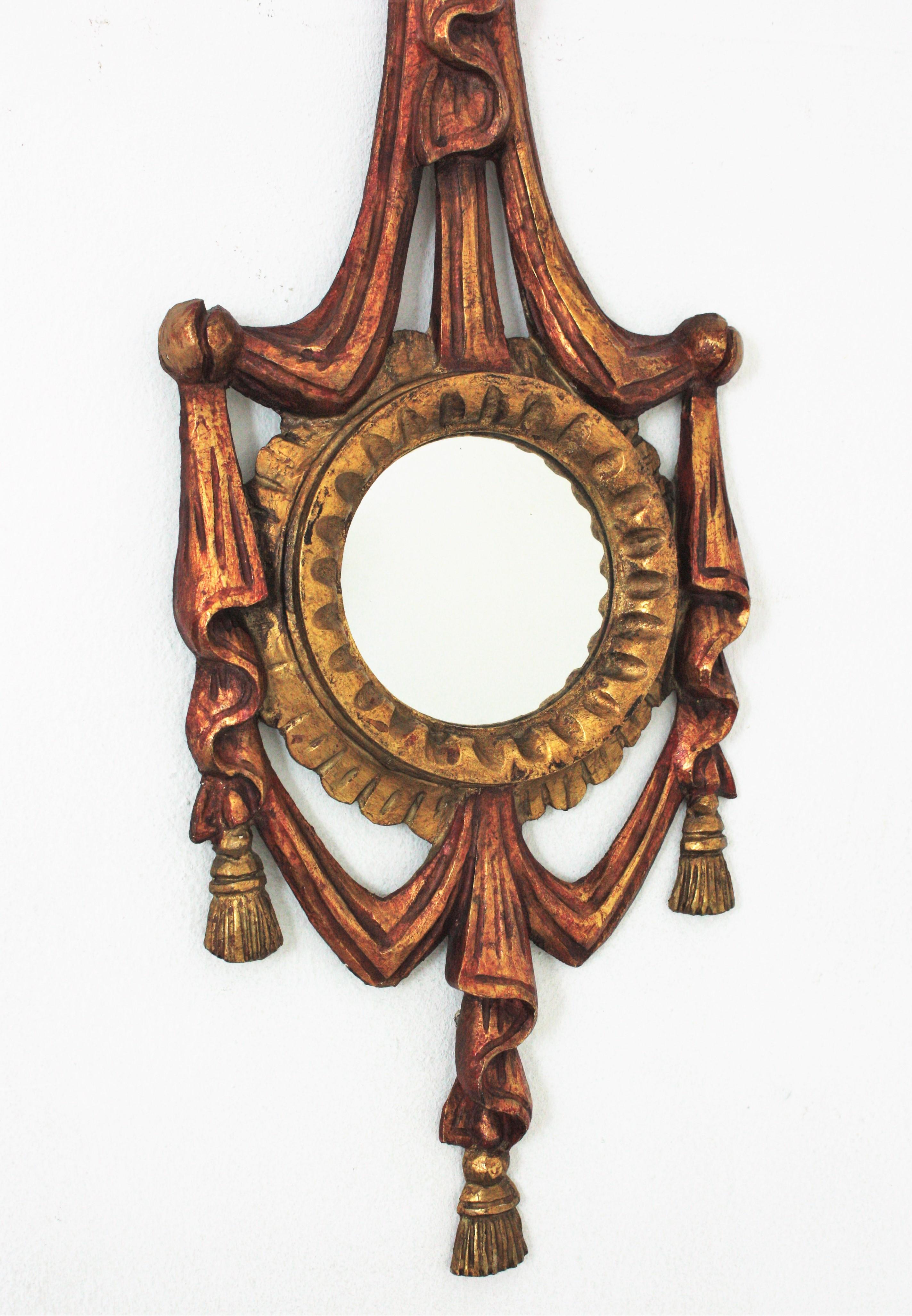 Doré Miroir convexe rococo en bois doré, cadre avec nœud et ruban en vente