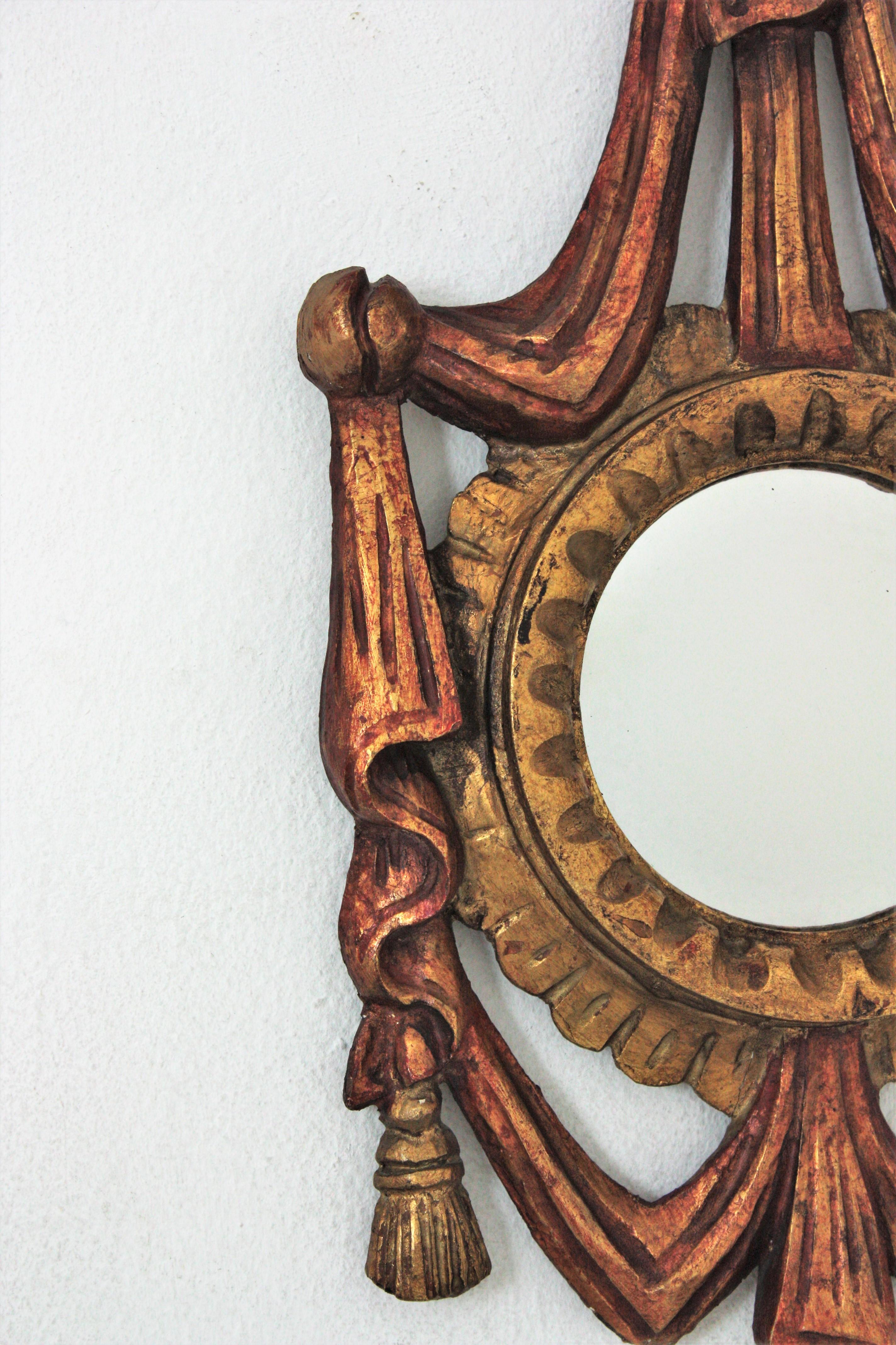 Miroir convexe rococo en bois doré, cadre avec nœud et ruban Bon état - En vente à Barcelona, ES