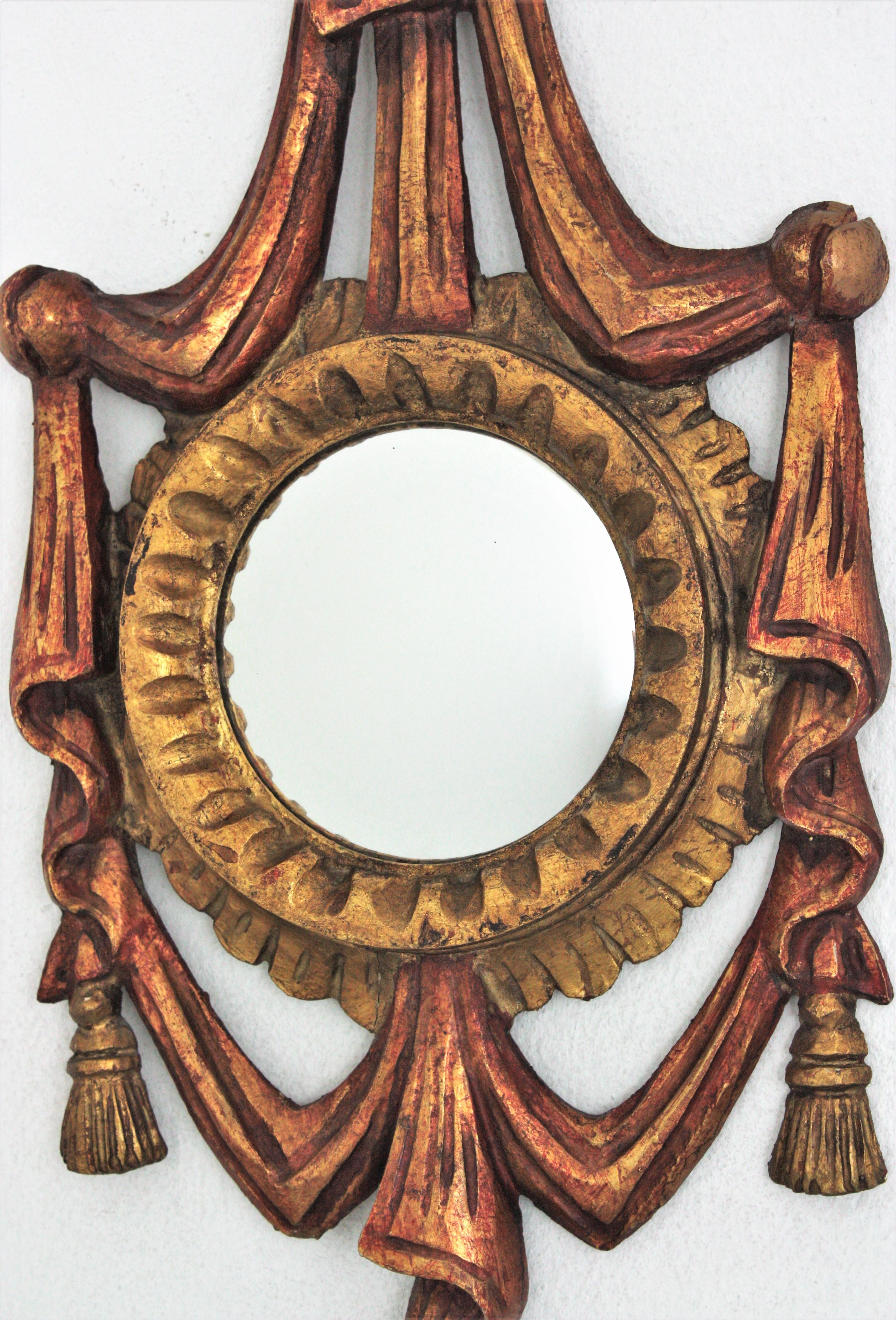 Konvexer Rokokospiegel aus Giltwood, Rahmen mit Schleife und Bändern (20. Jahrhundert) im Angebot