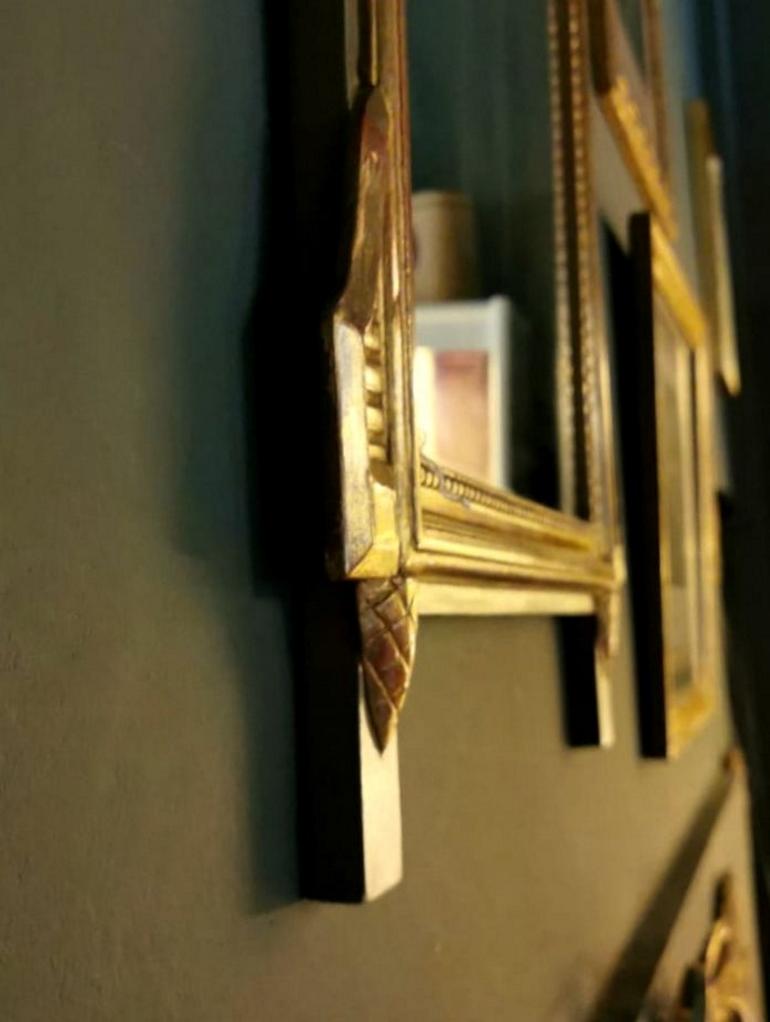 Cornice in legno dorato e doppio specchio 