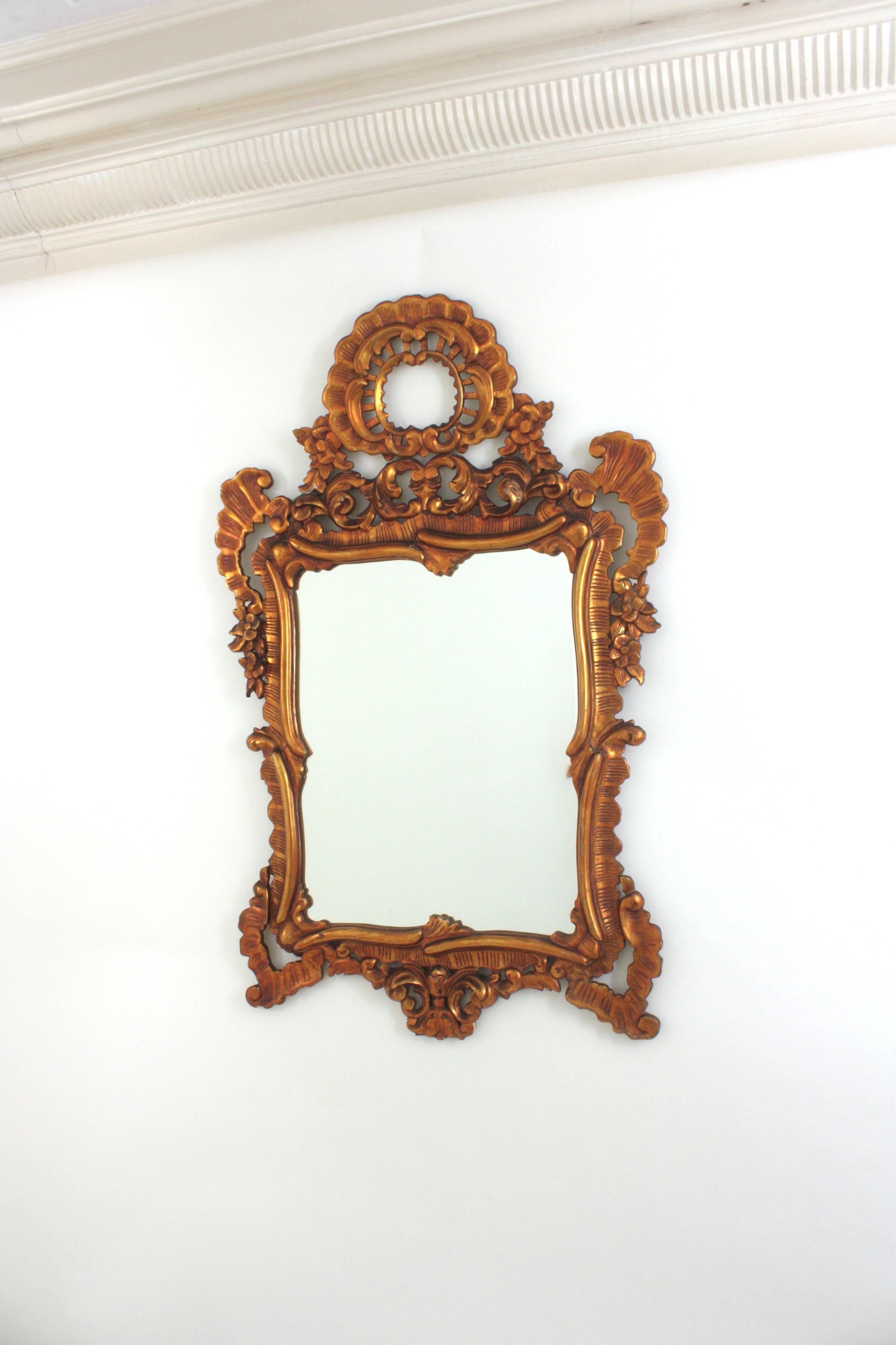 Rokoko-Giltwood-Spiegel mit Blattrahmen im Angebot 3