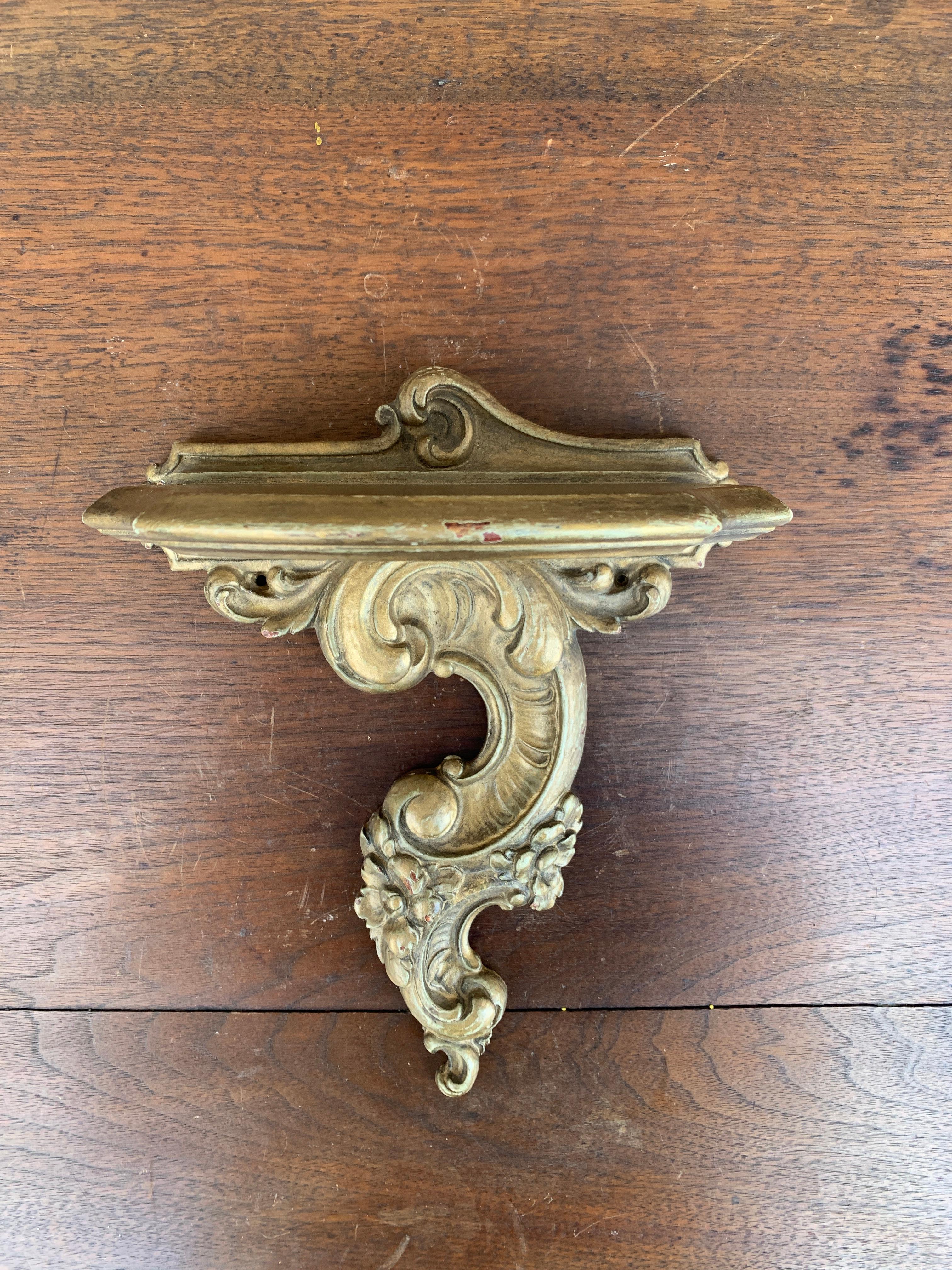 A gorgeous Neoclassical or Rococo style gilt wood wall sconce or bracket

USA, Circa Mid-20th Century

Measures: 6.75