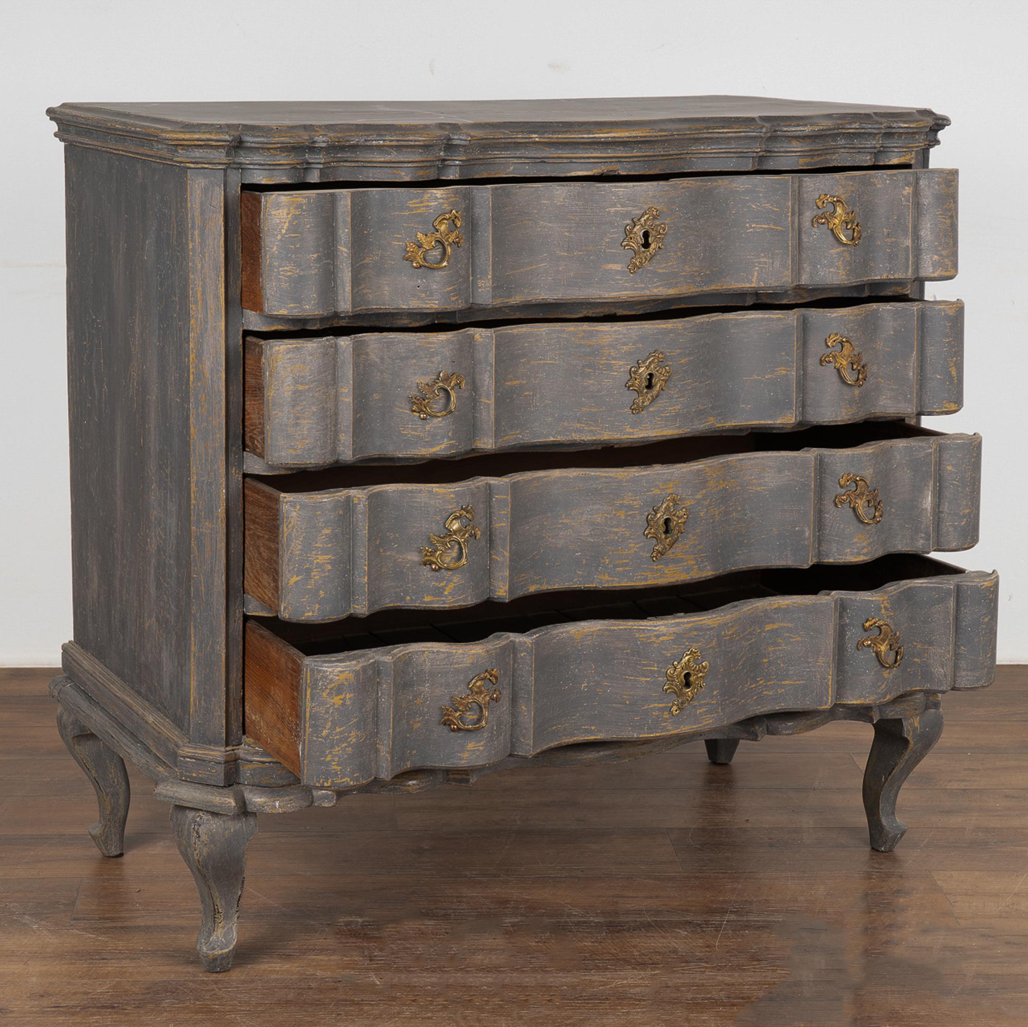 Rococo Grande commode à quatre tiroirs en chêne peint en gris rococo, Danemark Circa 1780-1800 en vente