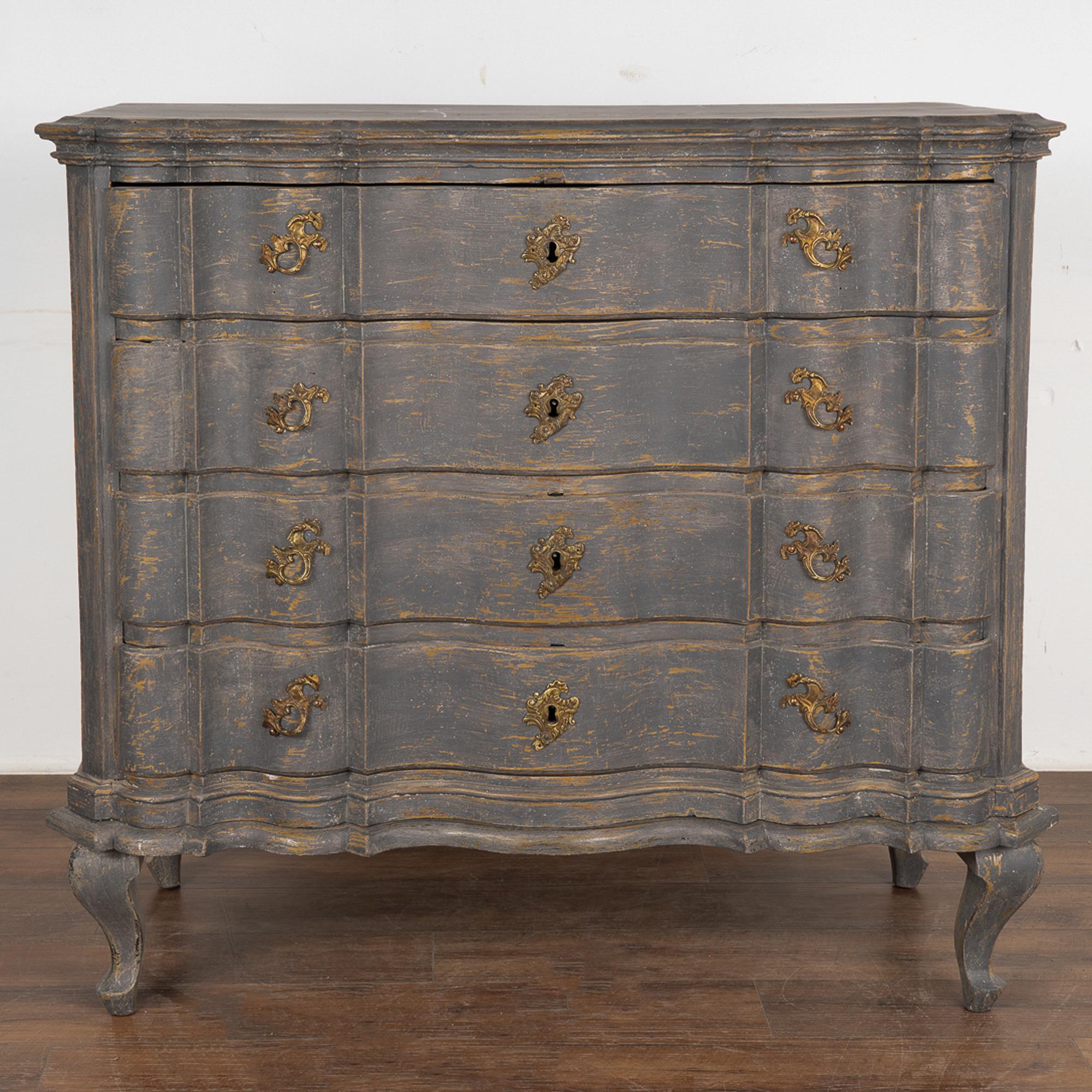 Suédois Grande commode à quatre tiroirs en chêne peint en gris rococo, Danemark Circa 1780-1800 en vente