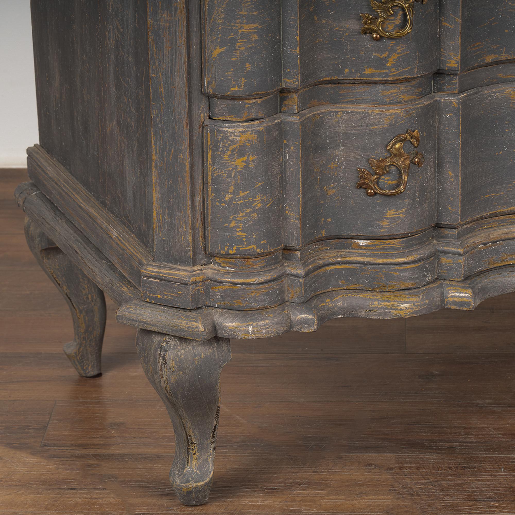 XVIIIe siècle Grande commode à quatre tiroirs en chêne peint en gris rococo, Danemark Circa 1780-1800 en vente