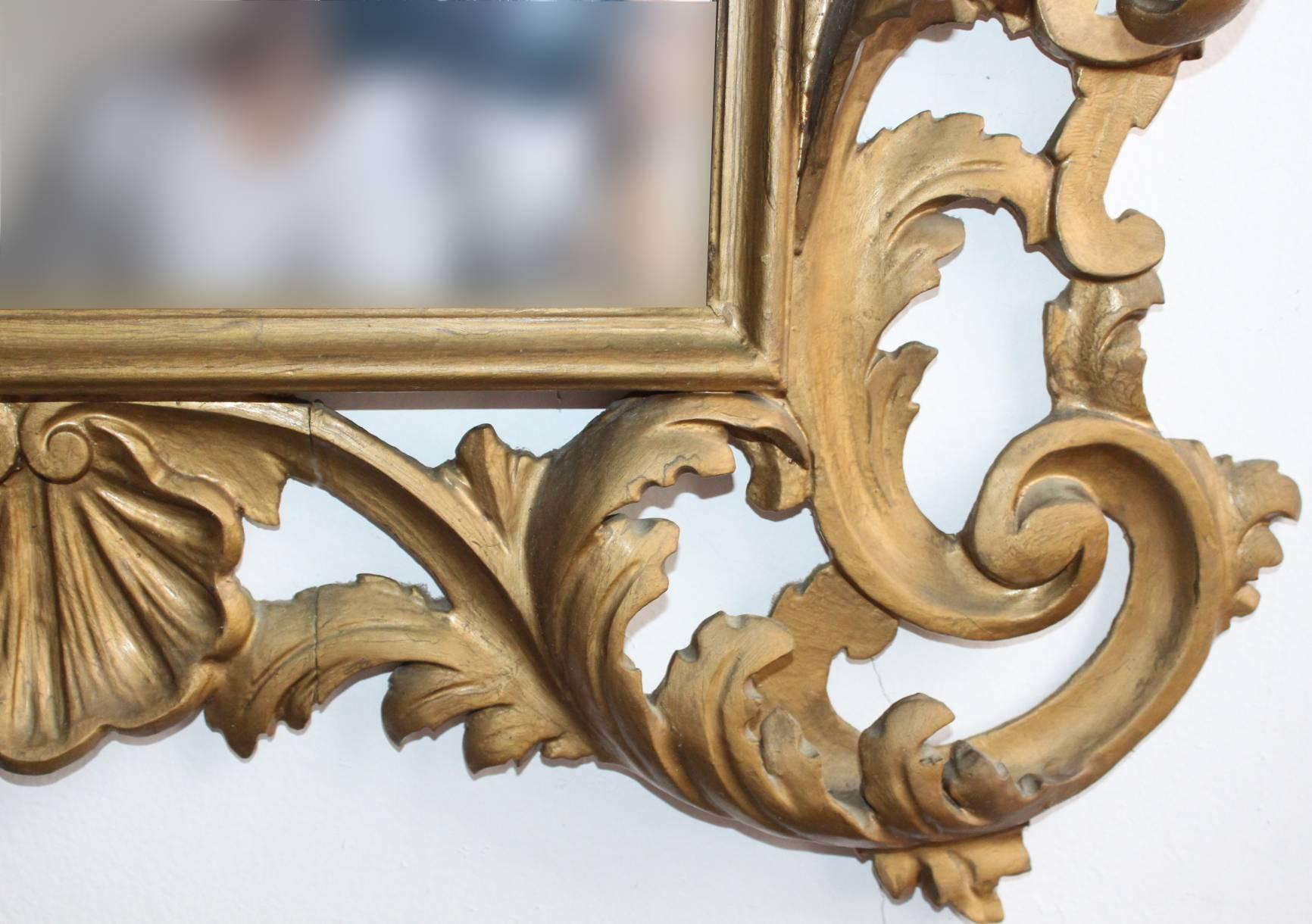 Rococo Italian Mirror with Carved Gold-Toned Frame and Acanthus Leaves In Good Condition In New York, NY
