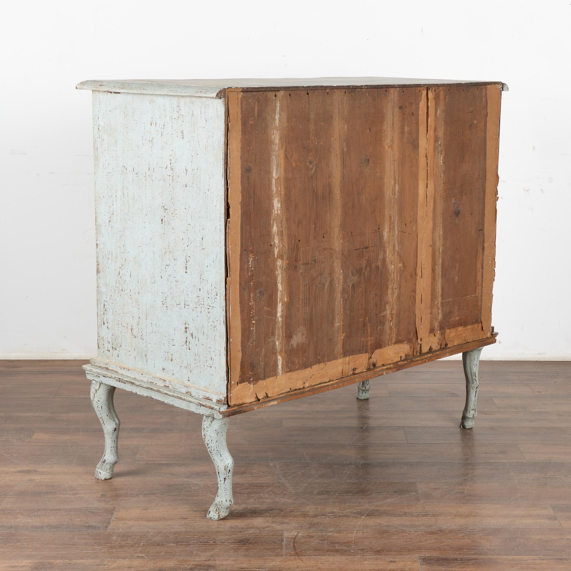 Gran cómoda rococó de cuatro cajones pintada de azul, Suecia circa 1780-1800 en venta 6