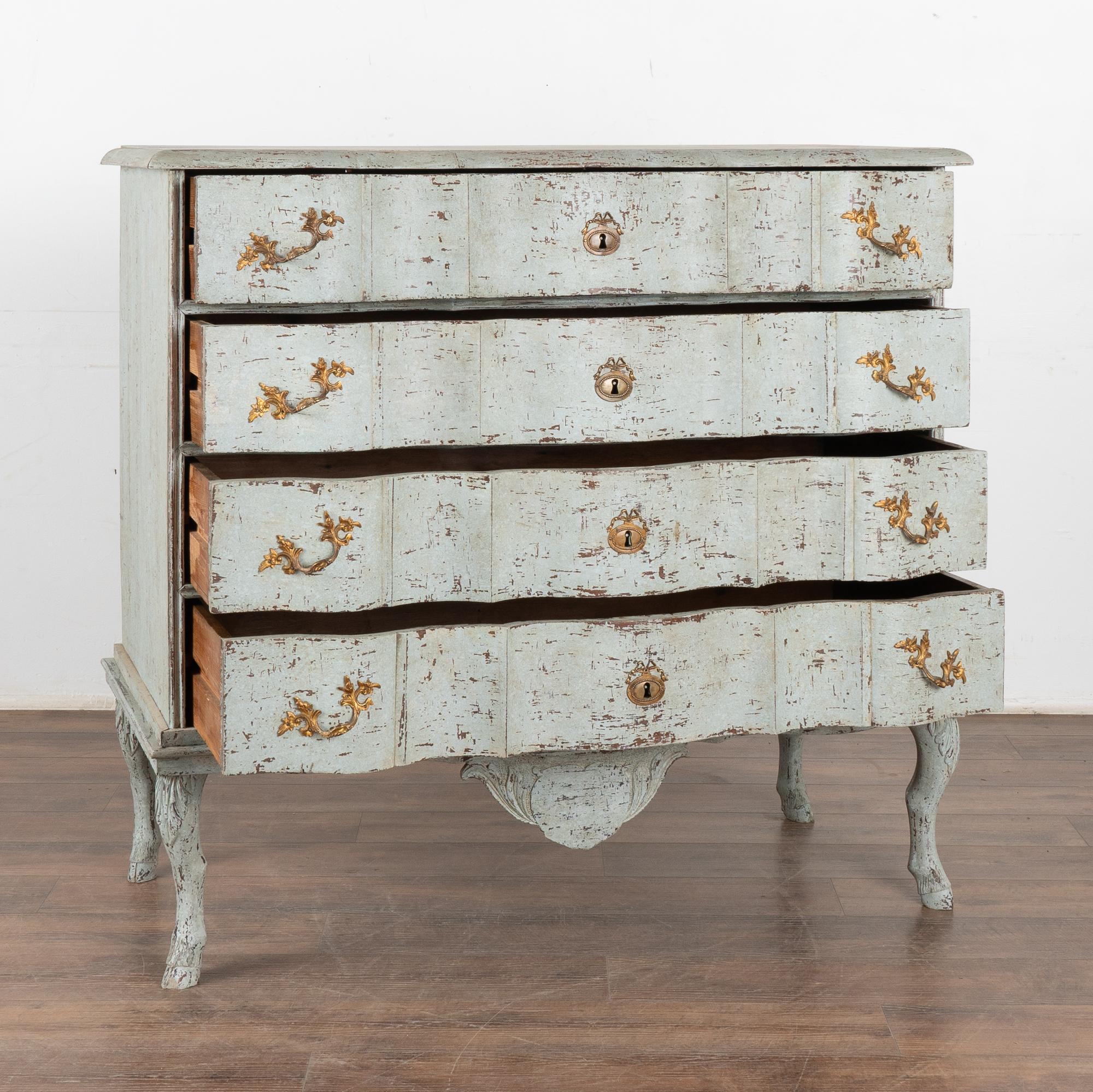 Gran cómoda rococó de cuatro cajones pintada de azul, Suecia circa 1780-1800 Rococó en venta
