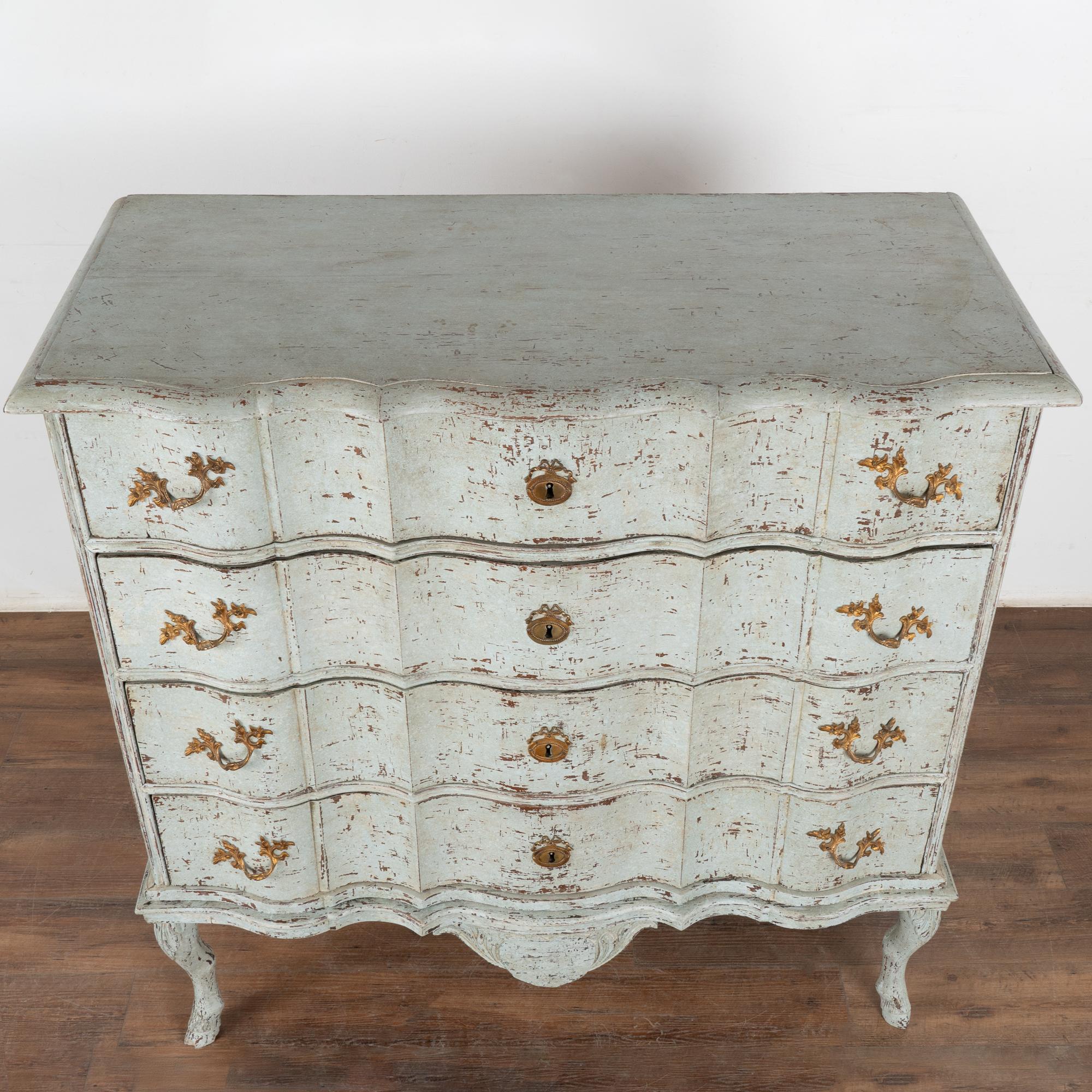 Gran cómoda rococó de cuatro cajones pintada de azul, Suecia circa 1780-1800 en Bastante bueno estado para la venta en Round Top, TX