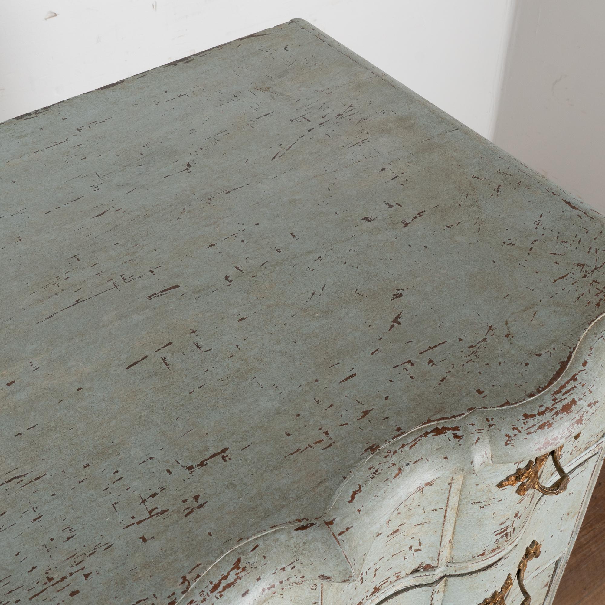 Gran cómoda rococó de cuatro cajones pintada de azul, Suecia circa 1780-1800 Latón en venta