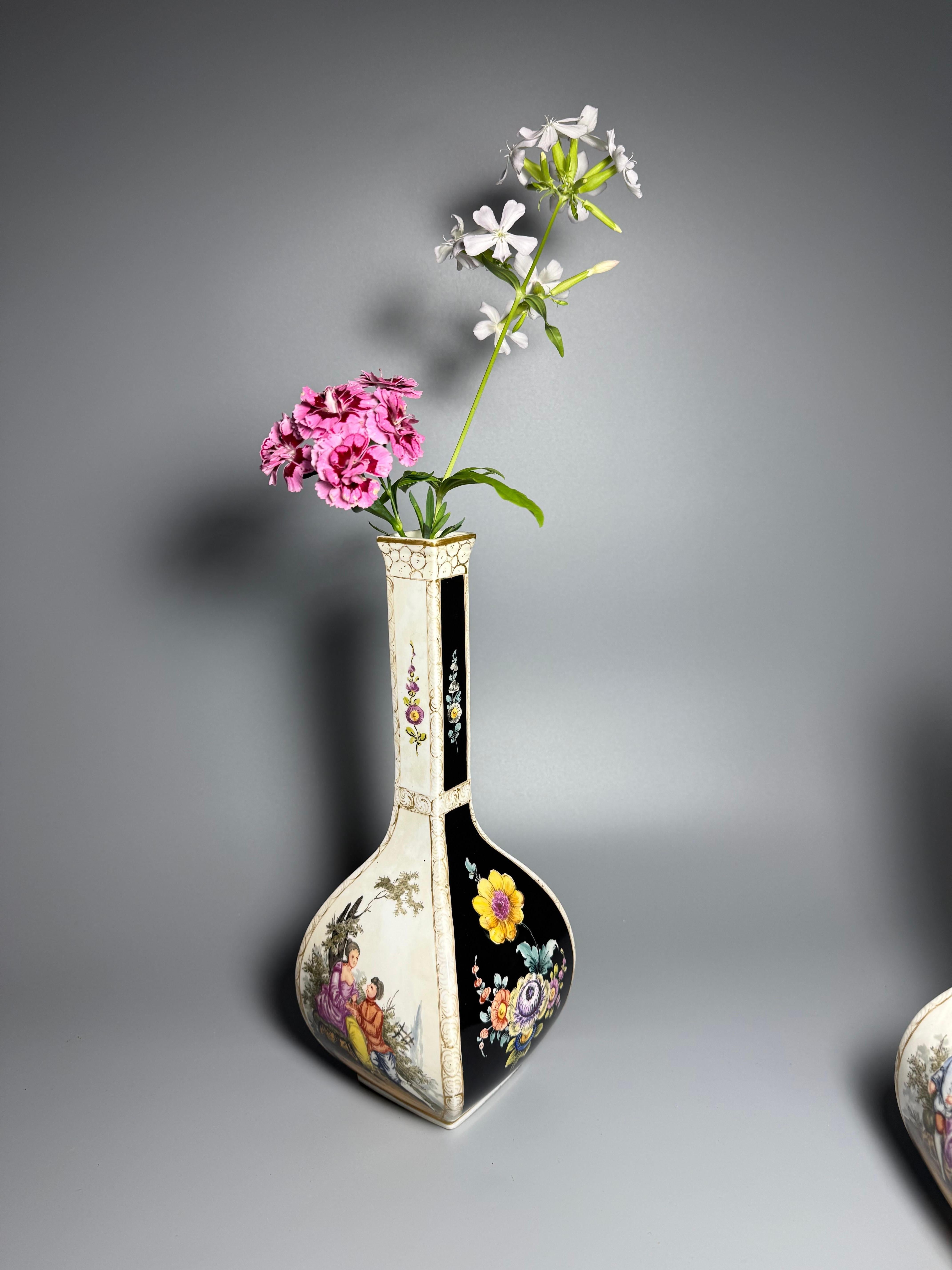 Paire de vases en porcelaine rococo de la fin du 19e siècle Dresden Porcelain Allemagne peints à la main en vente 3