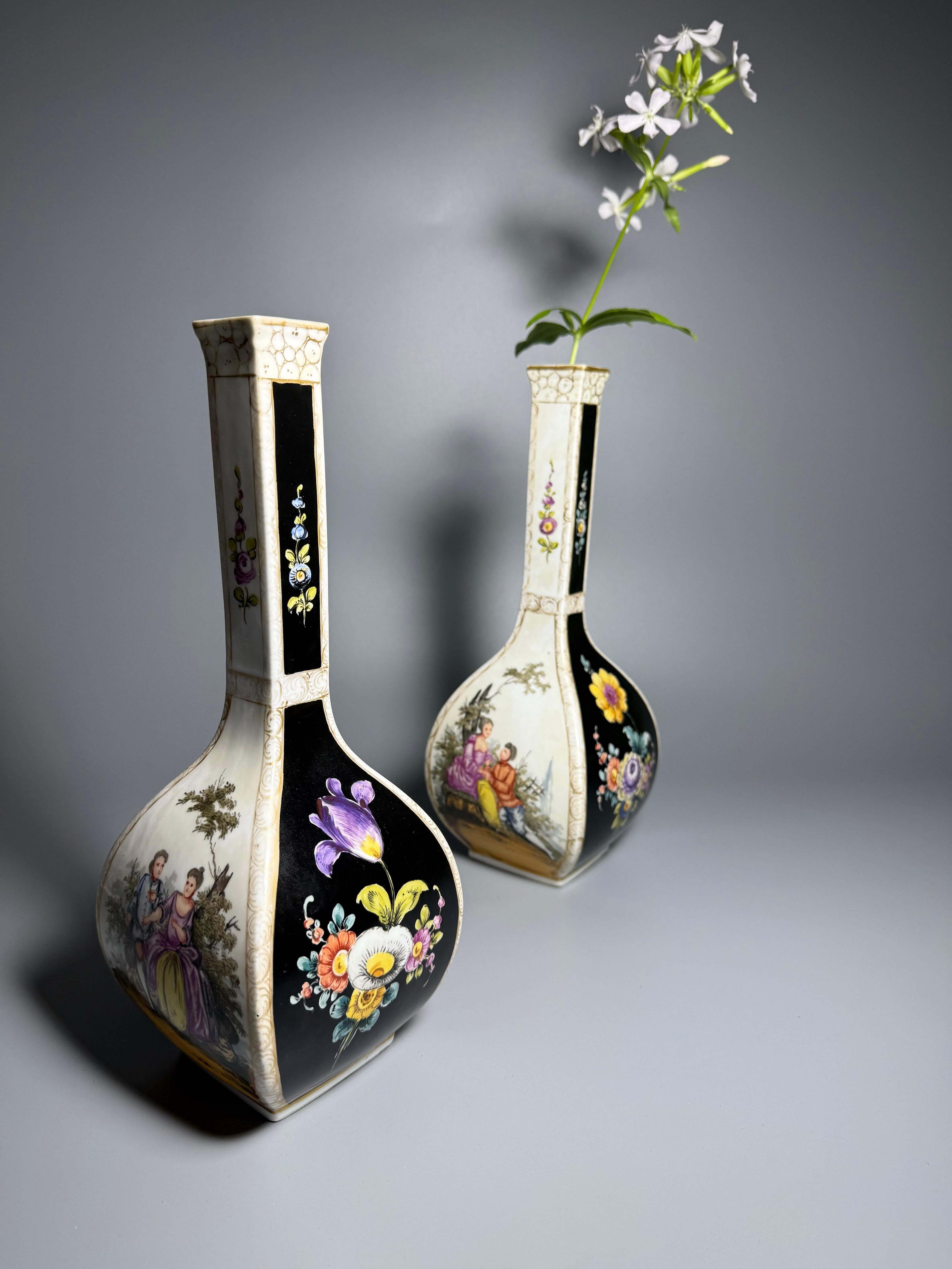 Paire de vases en porcelaine rococo de la fin du 19e siècle Dresden Porcelain Allemagne peints à la main en vente 4